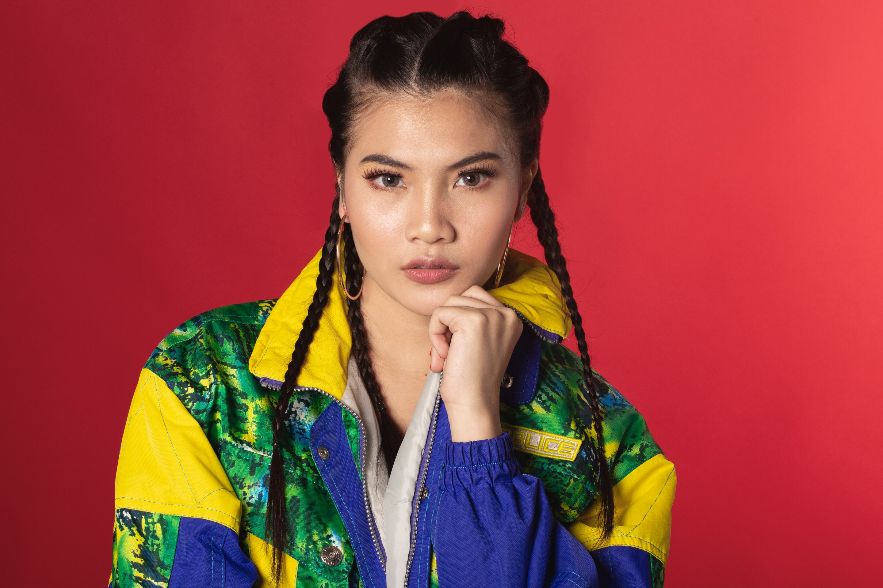 Padukan dengan jaket bomber a la 90-an. (Foto: Natasha Estelle)