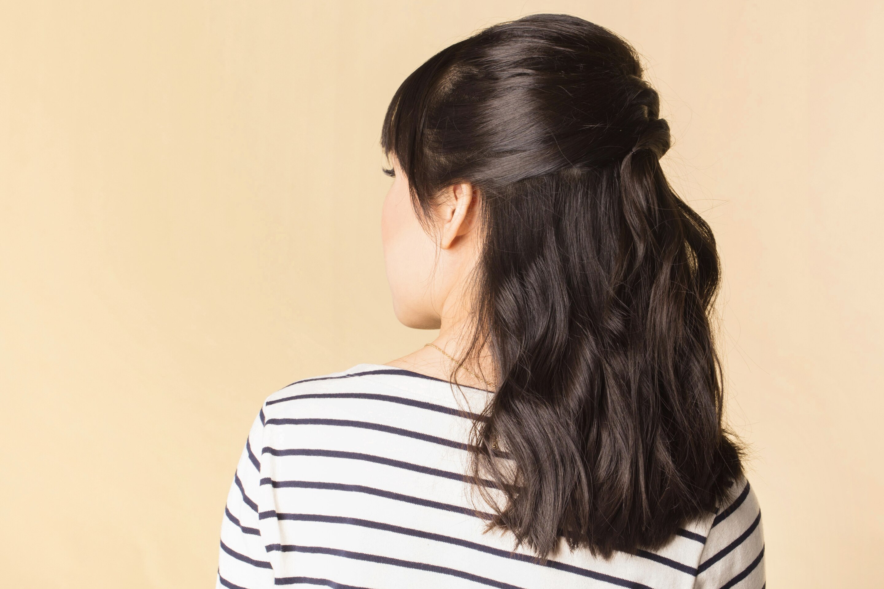 Gaya rambut half up untuk rambut keriting mengembang (Foto: Hariono Halim)