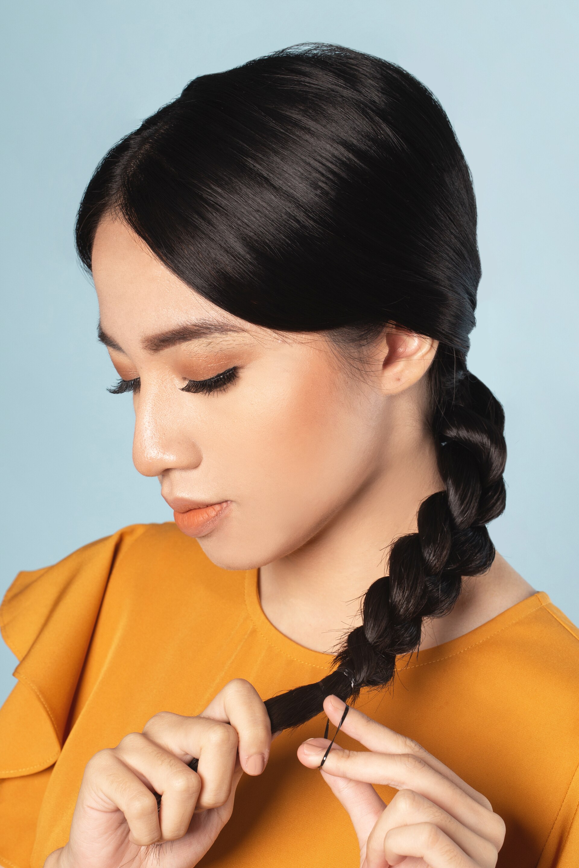 ผู้หญิงเอเชีย สาธิตวิธีการทำผม ผมเปียหางม้า