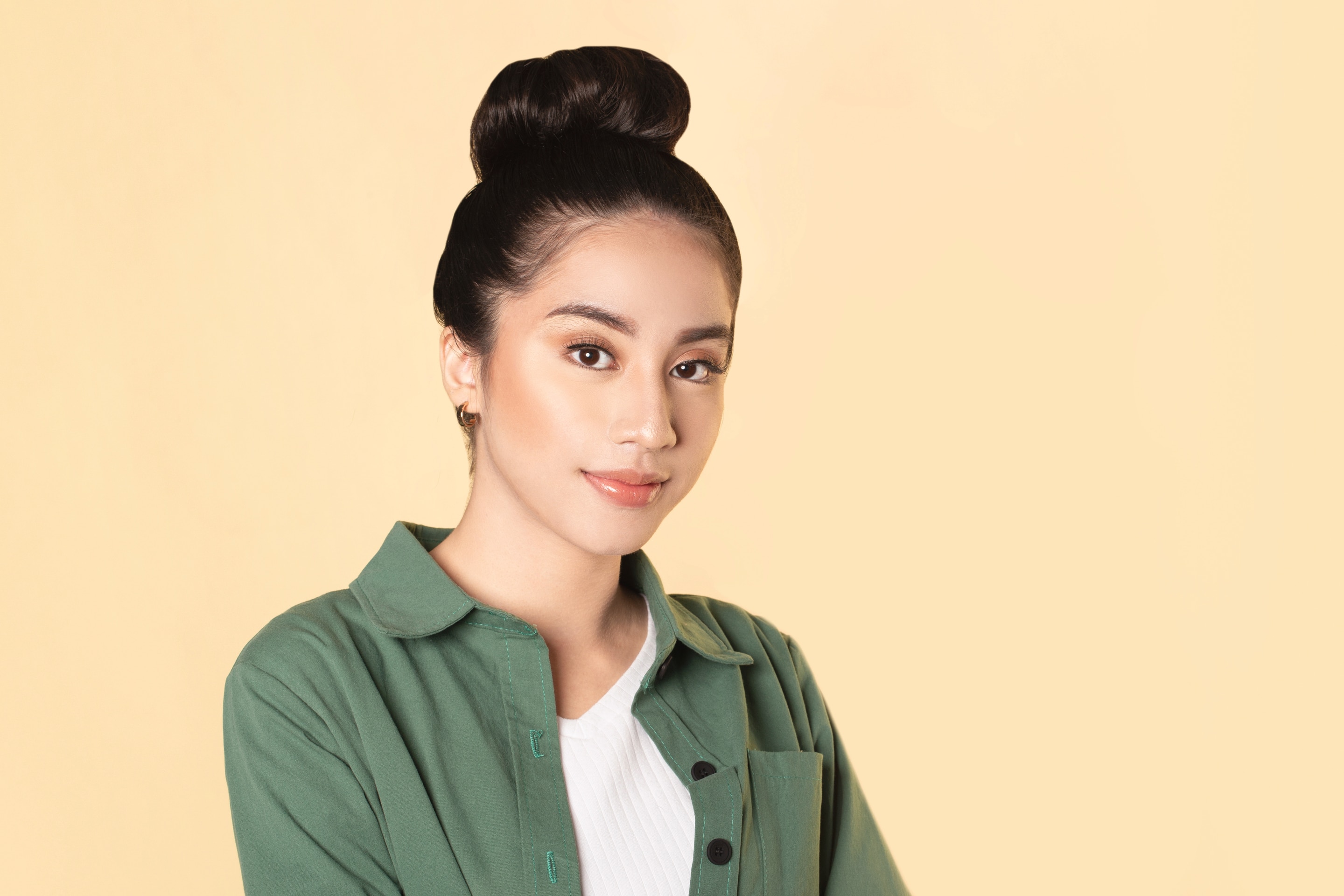 Model rambut top knot yang pas untukmu si rambut panjang. (Foto; Natasha Estelle)