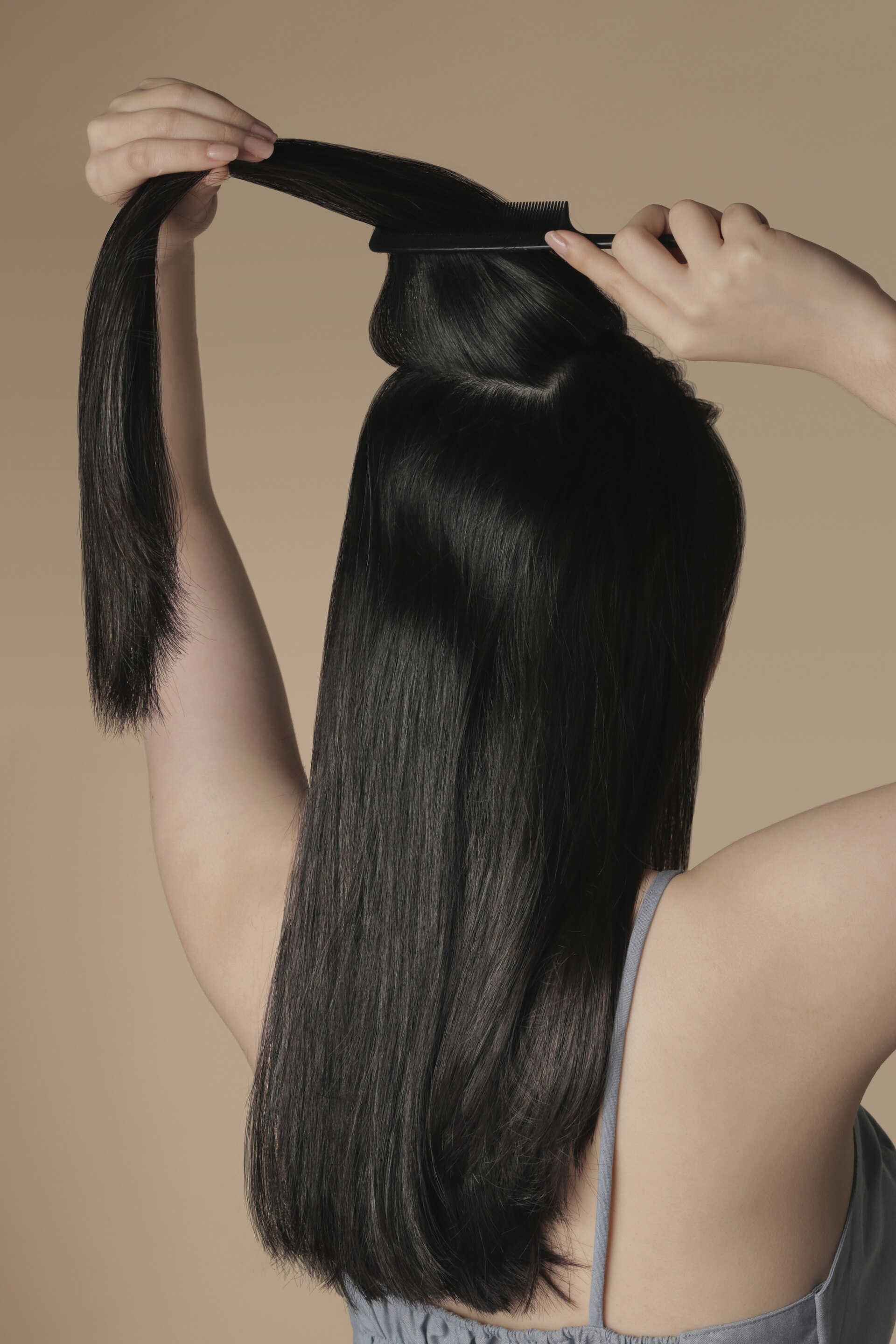 ผู้หญิงเอเชีย ผมประบ่า สาธิตวิธีมวยผมต่ำ