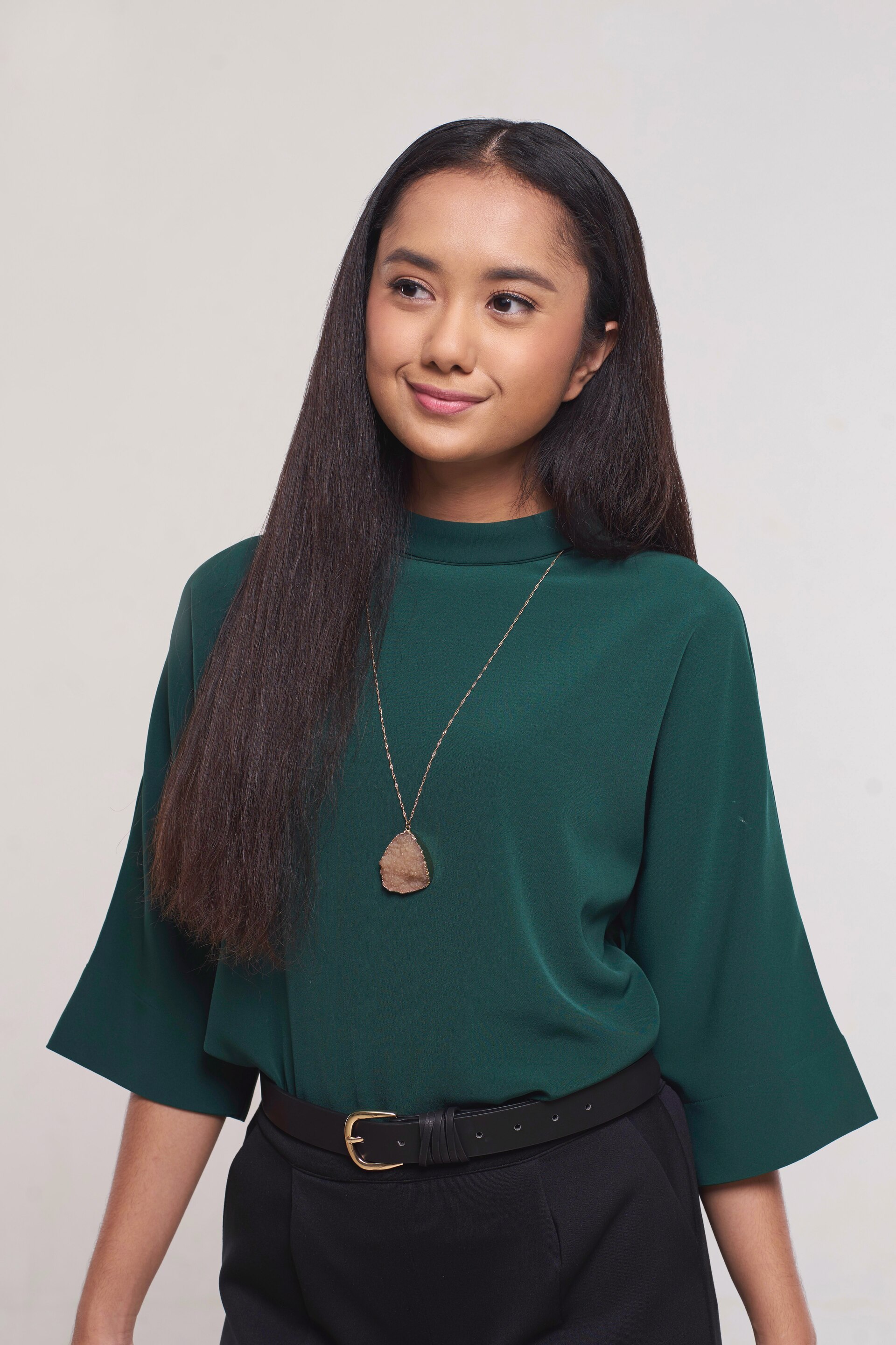 Wanita Asia dengan rambut keriting panjang yang diluruskan.