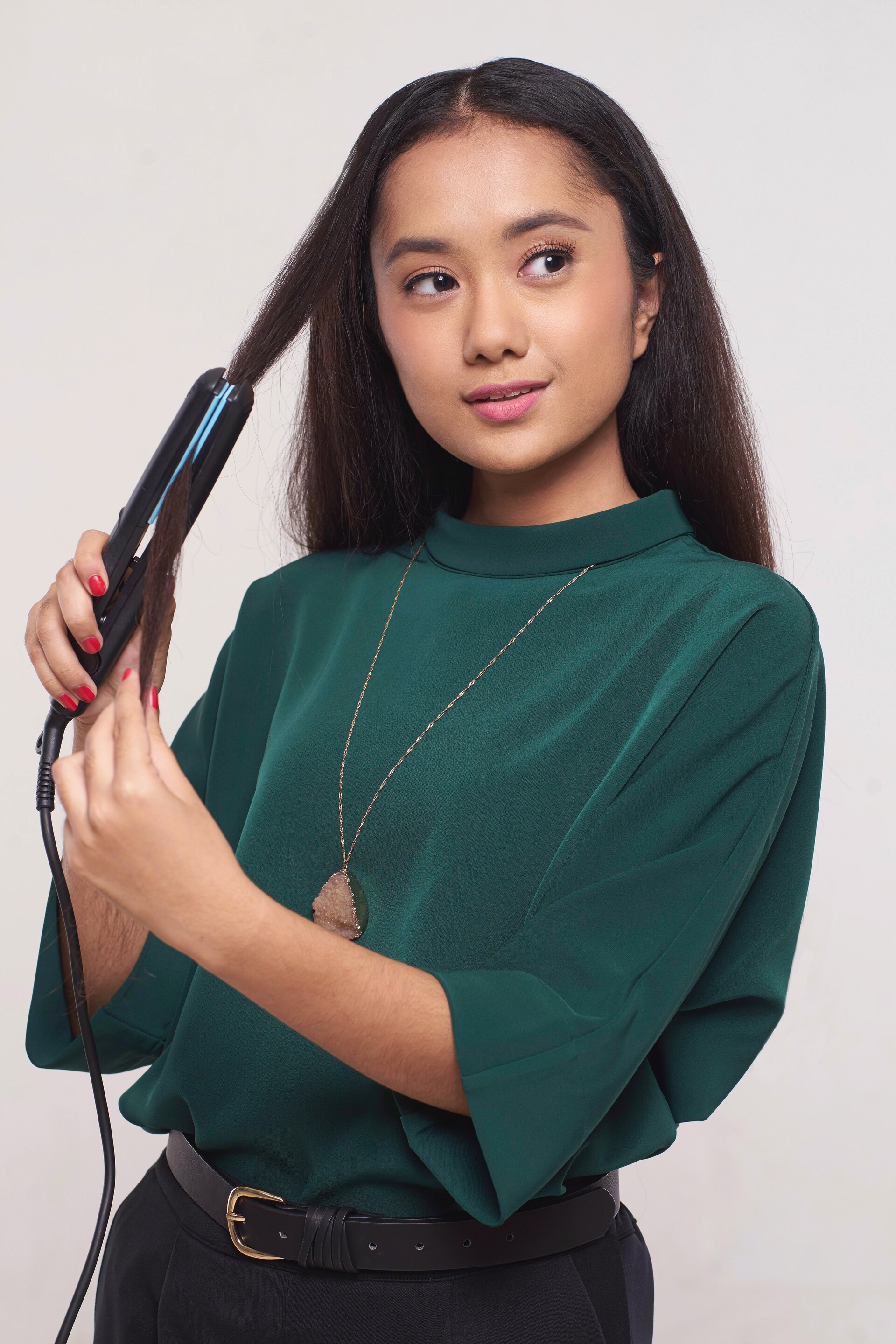 Meluruskan rambut dengan flat iron