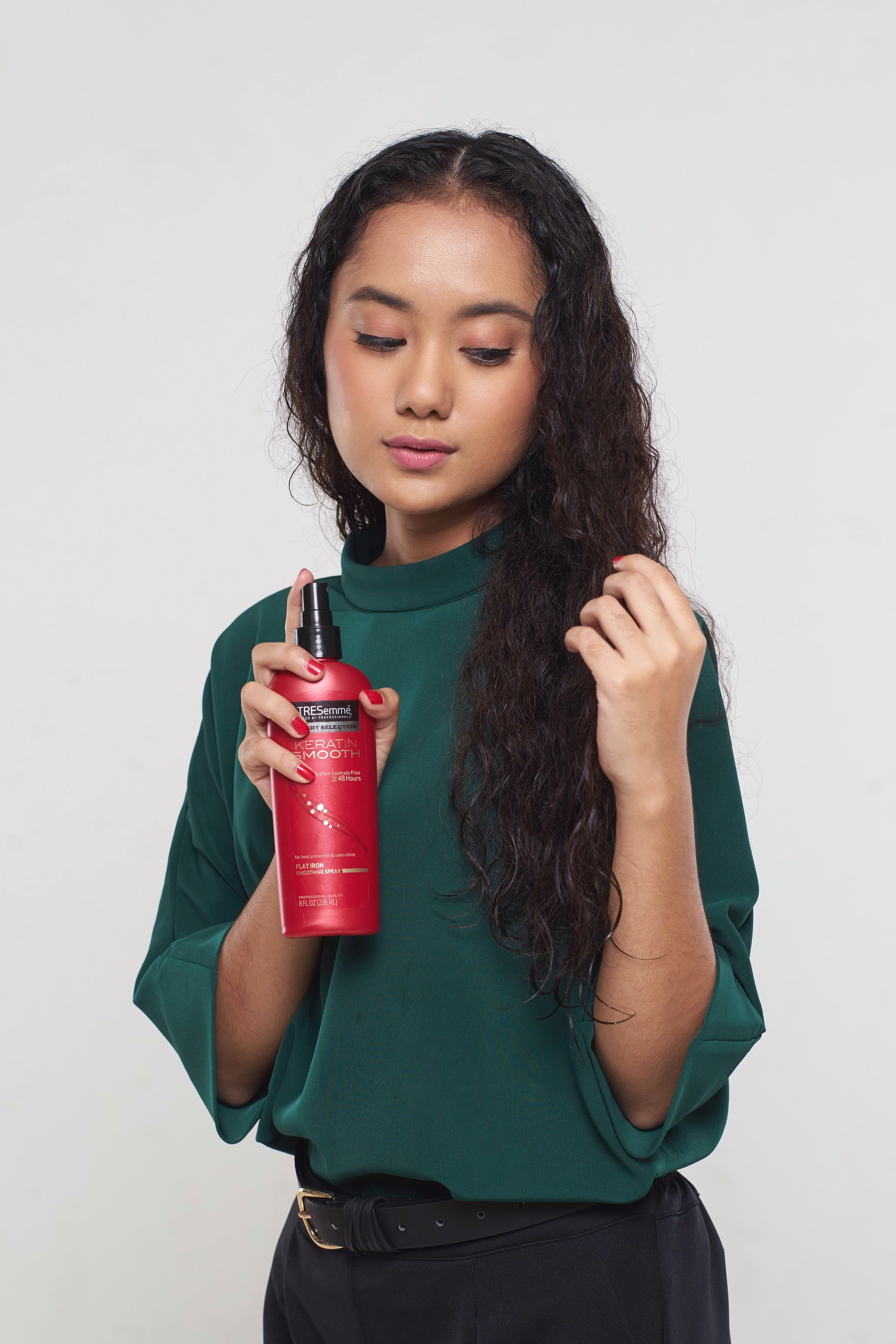 Menggunakan heat protect spray pada batang rambut