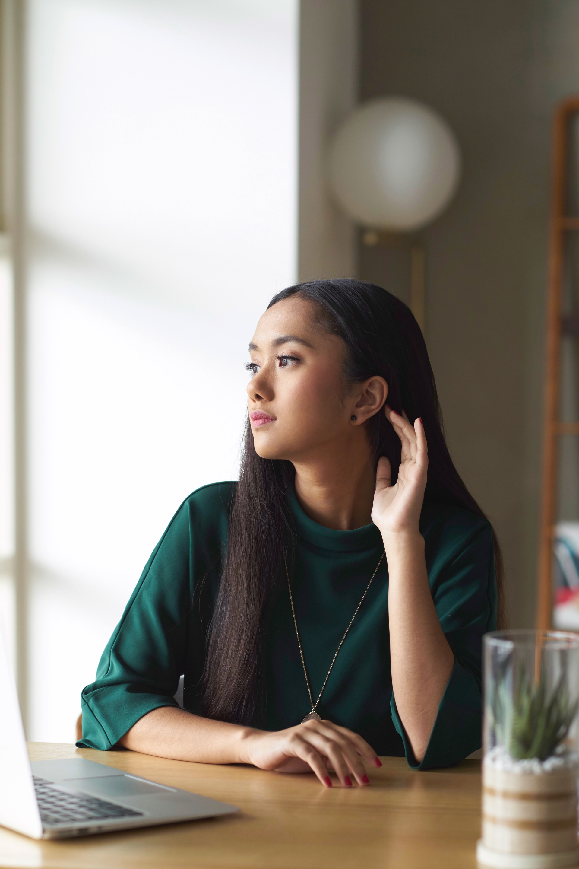 Wanita asia dengan model rambut lurus panjang wanita asia dengan baju hijau