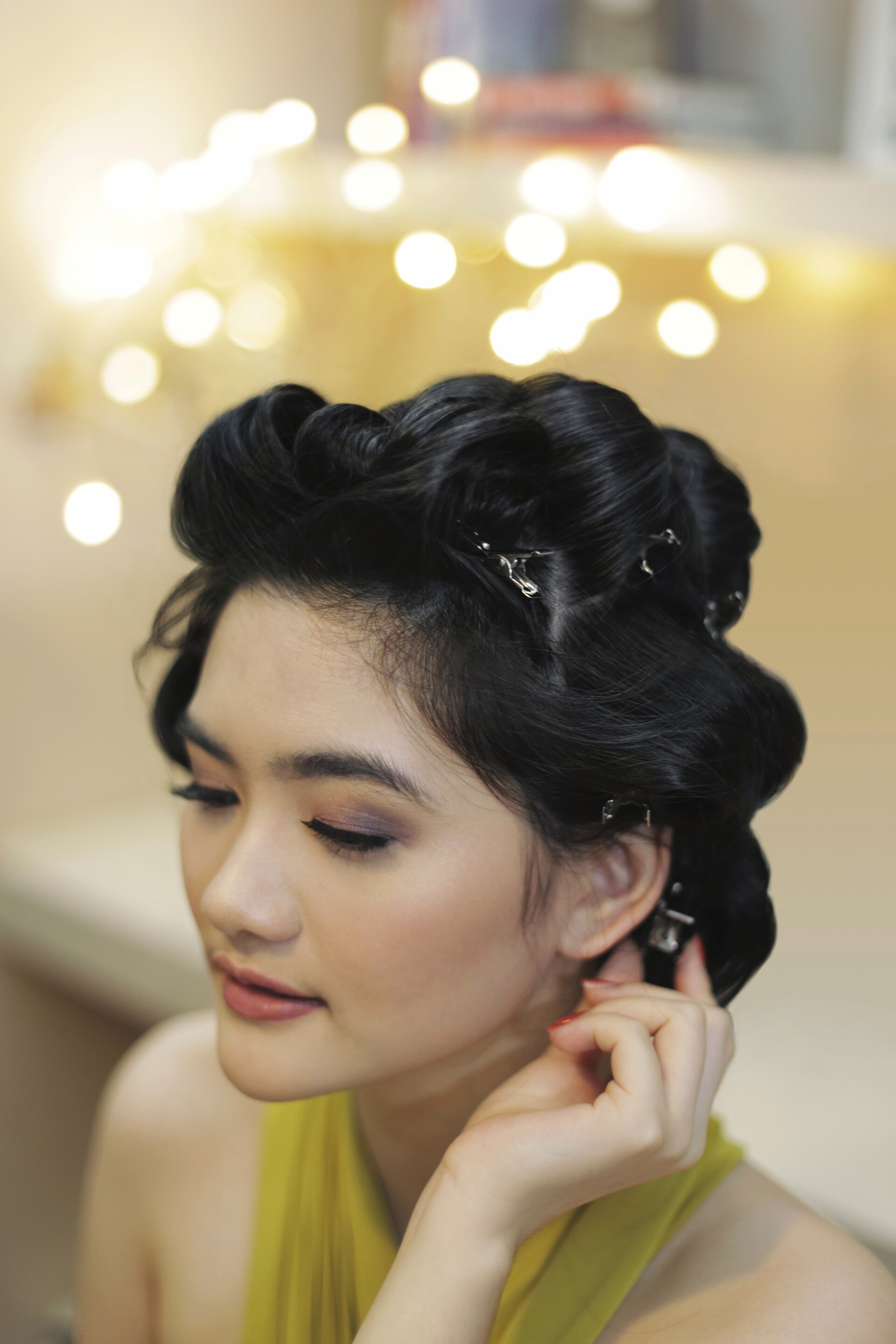 Wanita asia menjepit seluruh rambut dengan bobby pins