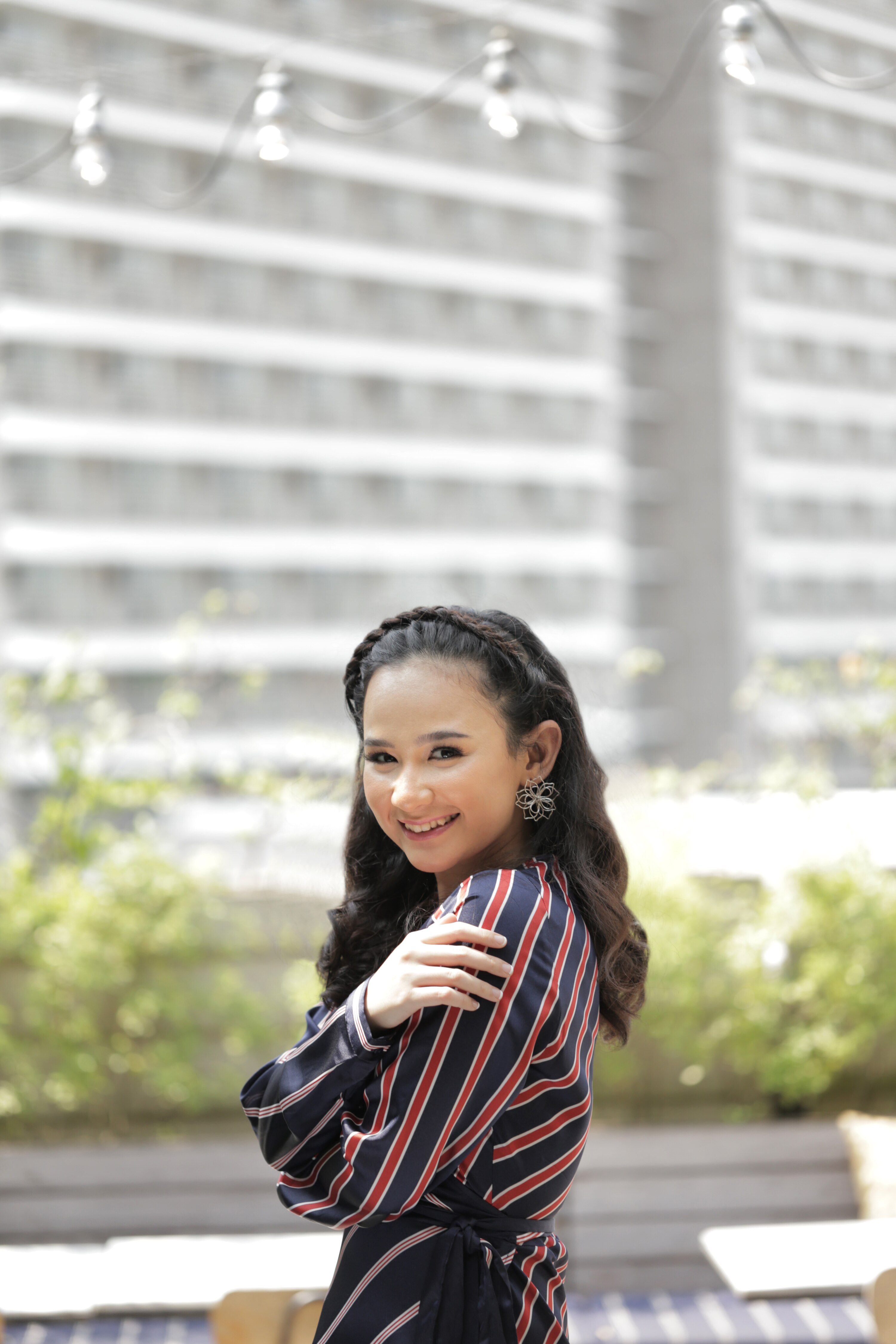 Wanita asia dengan Curly crown braid pada rambut sedang