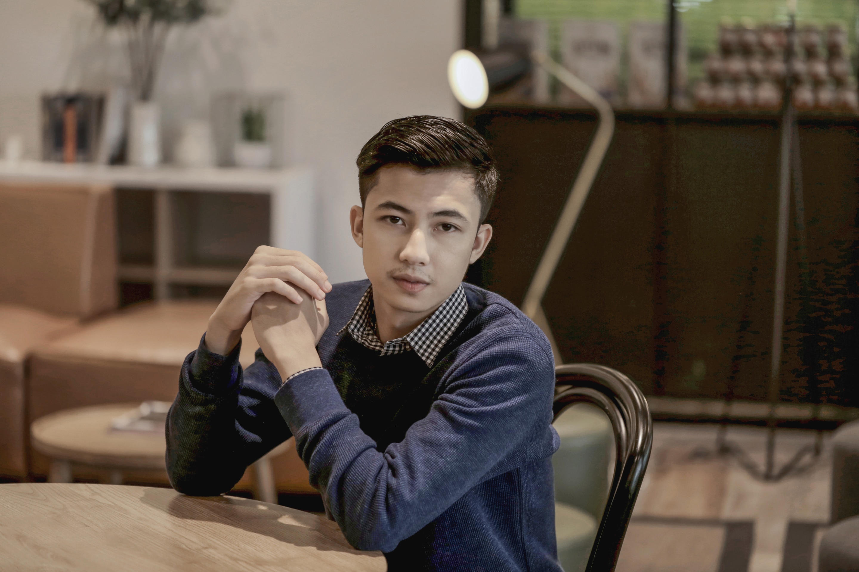 pria asia dengan rambut disisir ke samping