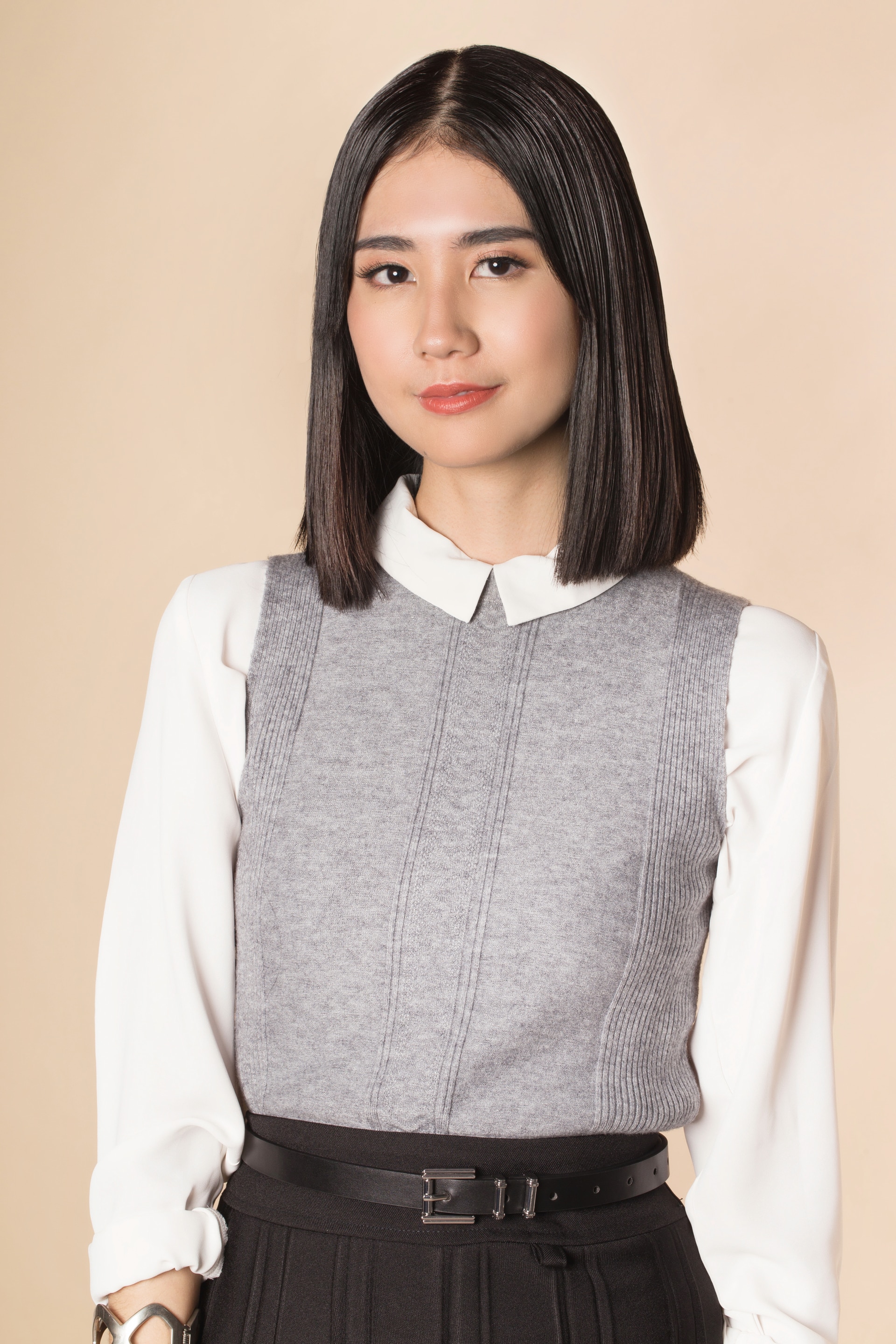 Wanita asia dengan rambut bob glass hair menatap ke kamera