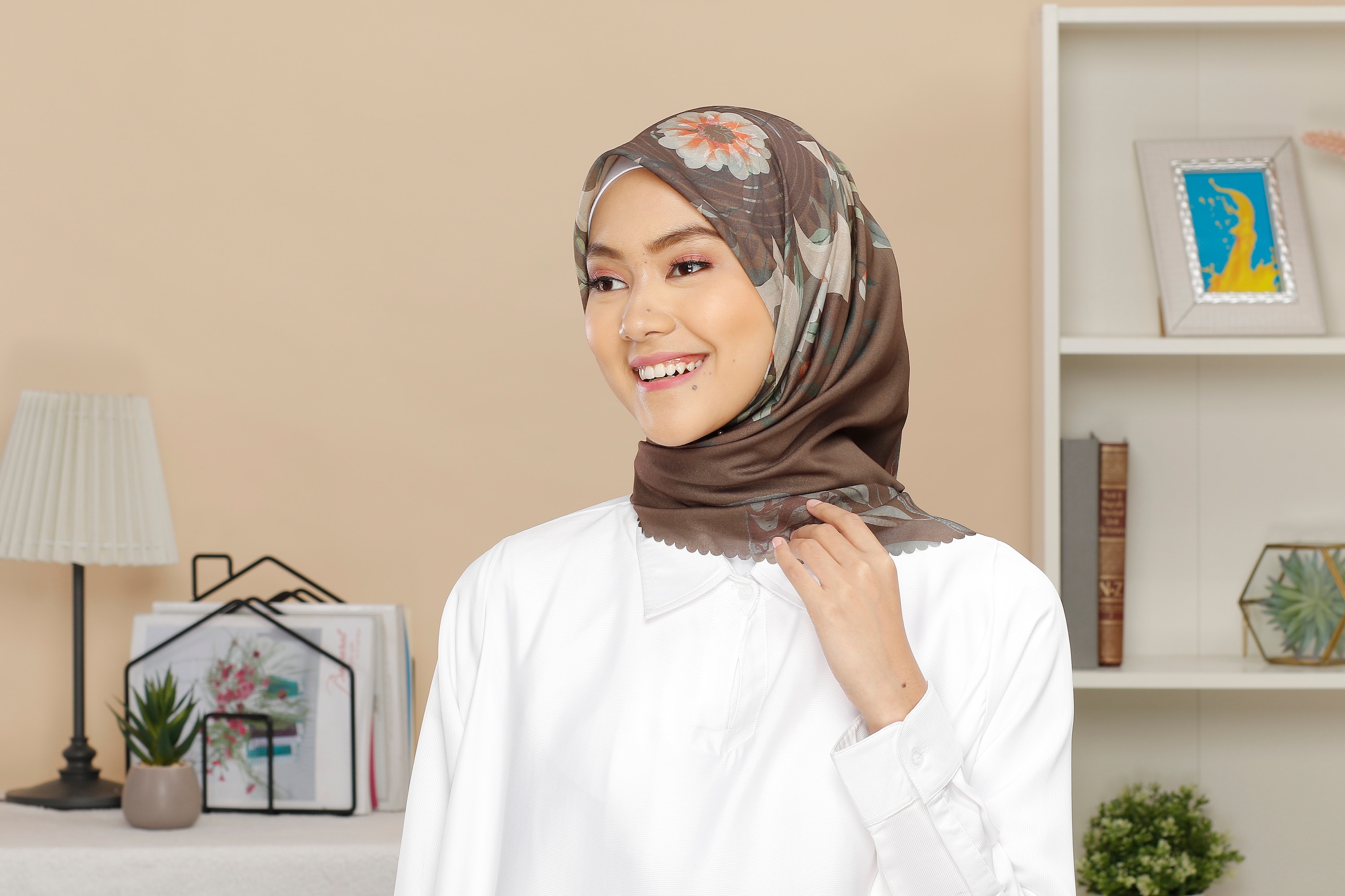 wanita asia mengenakan hijab