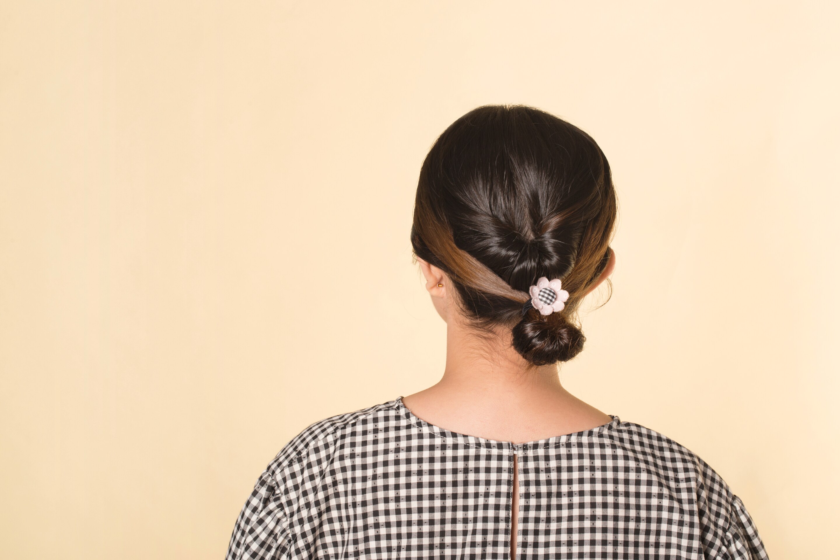 Bermain dengan teknik twist dan ikat rambut bisa bikin rambut terlihat modis. (Foto: Natasha Estelle)