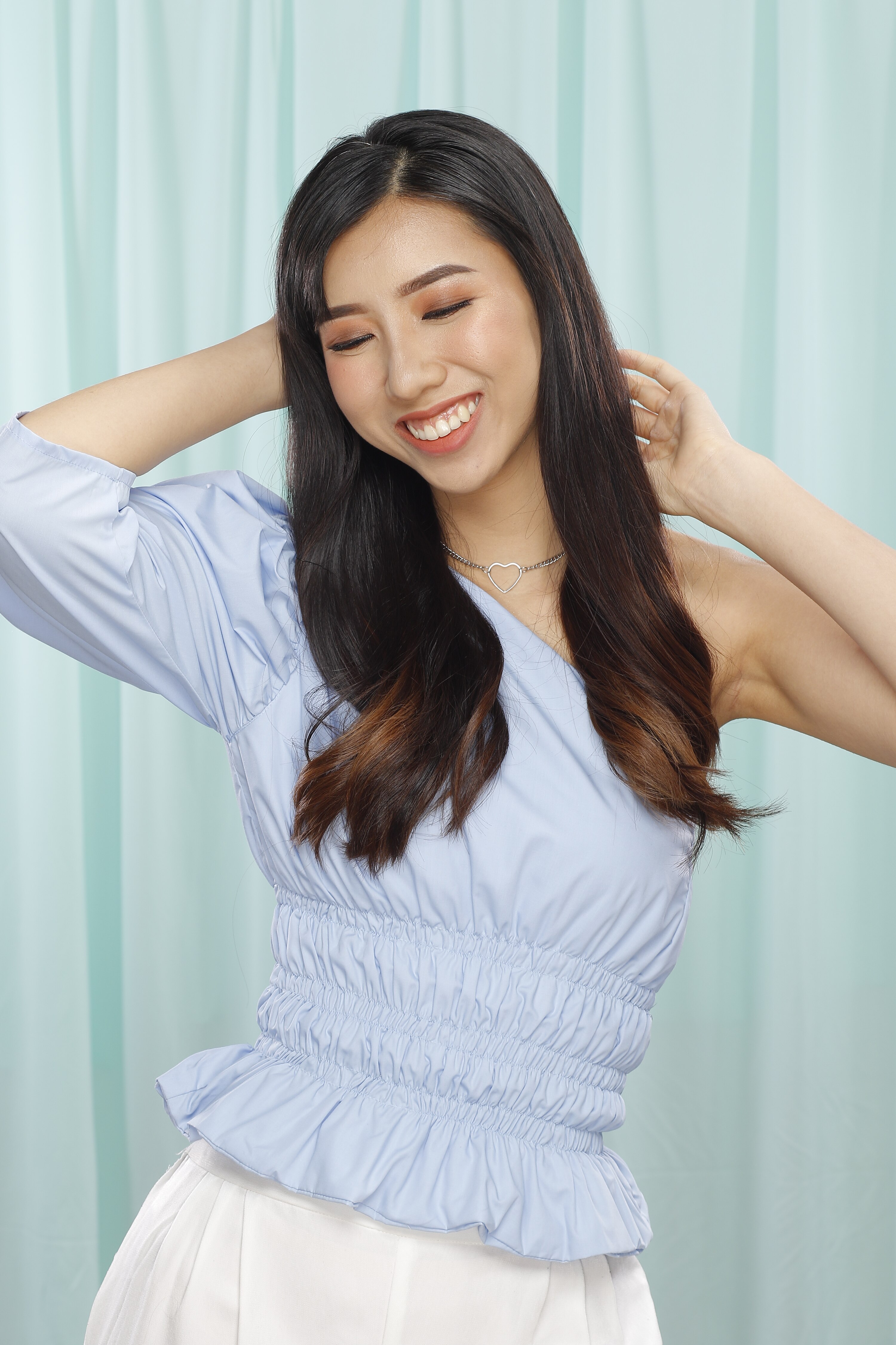 wanita asia berambut hitam panjang