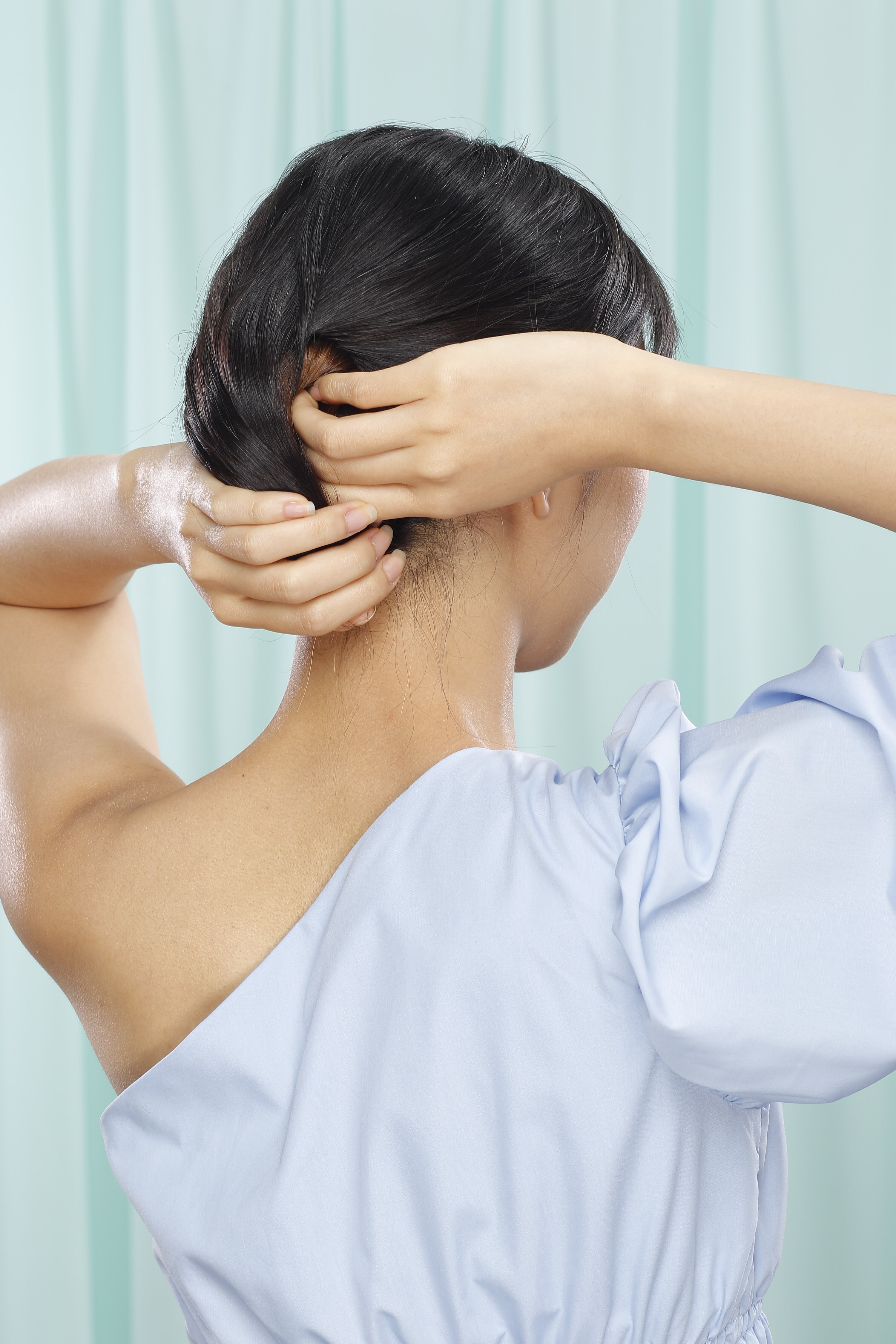 wanita asia berambut hitam menggunakan jedai rambut