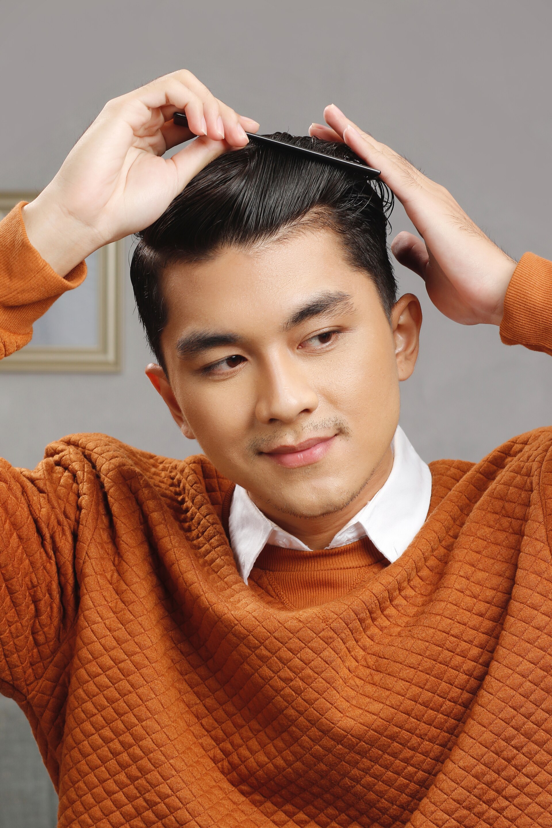 pria berambut pendek rapi