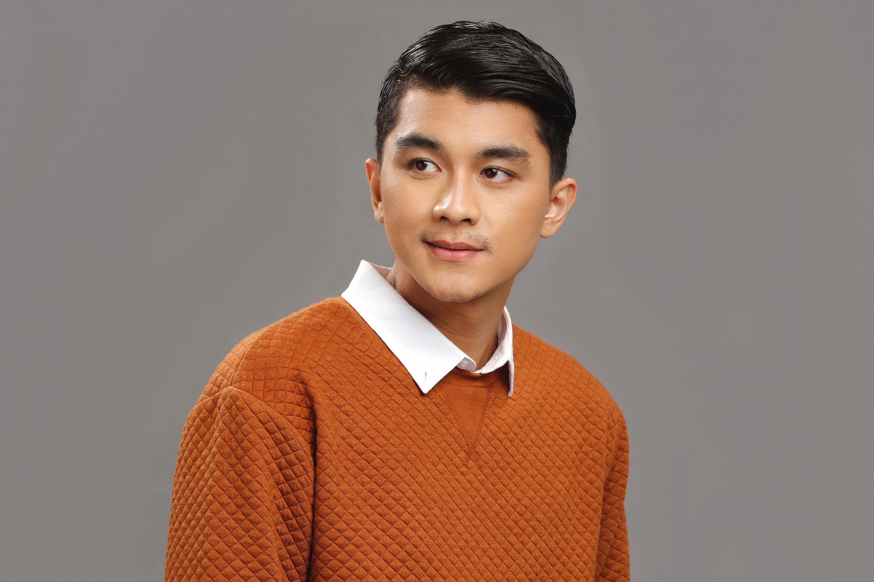 pria berambut pendek rapi