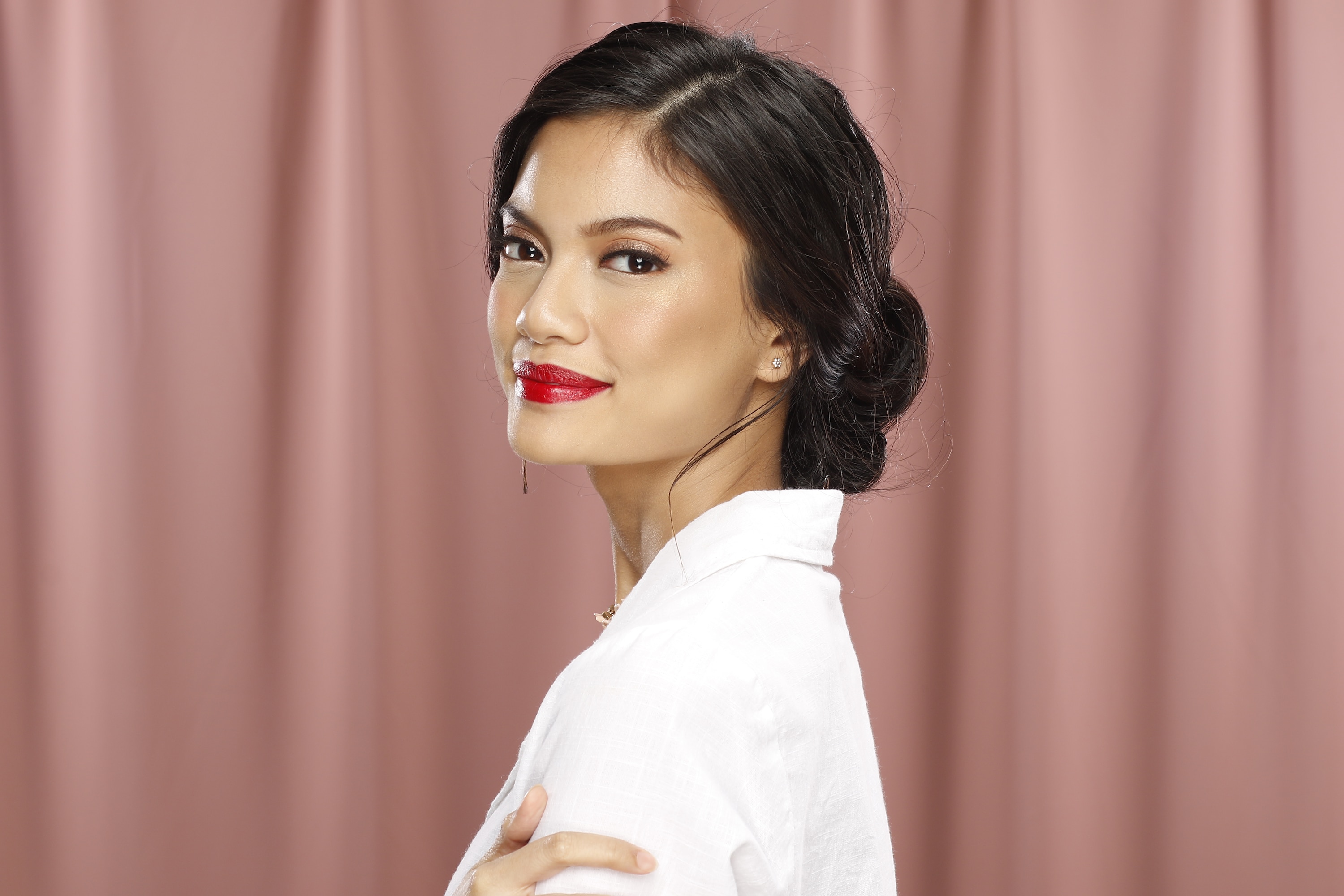 Sanggul sebagai model rambut untuk muka kotak, why not? (Foto: Dennie Ramon)