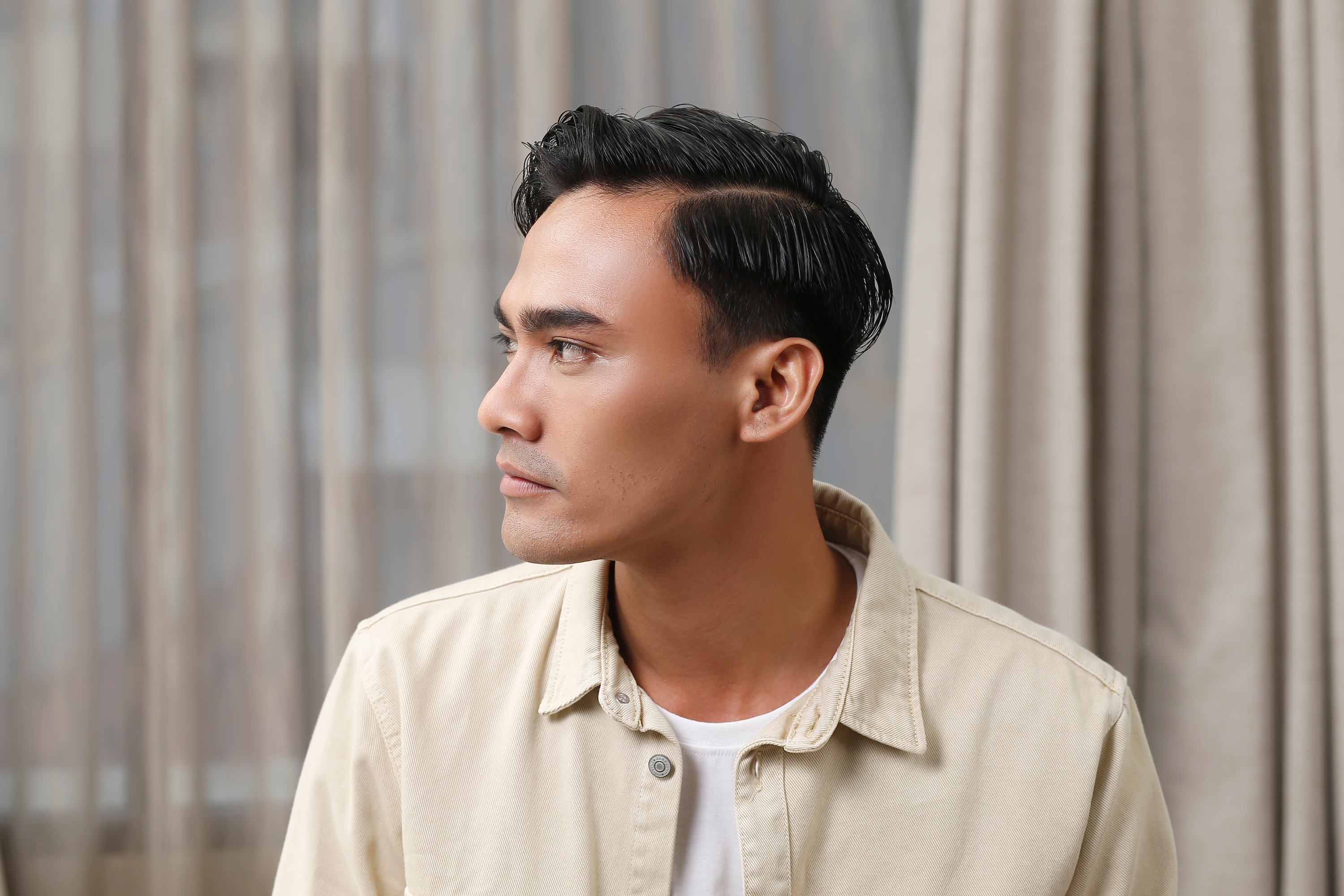 Rapikan dengan pomade untuk potongan rambut gelombang pria sehari-hari. (Foto: Dennie Ramon)