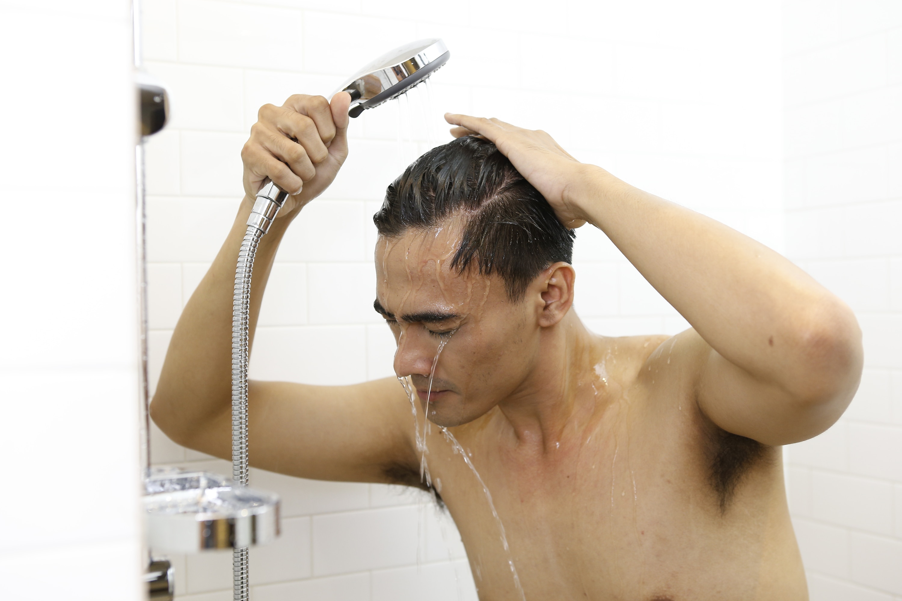 pria berambut hitam bergelombang