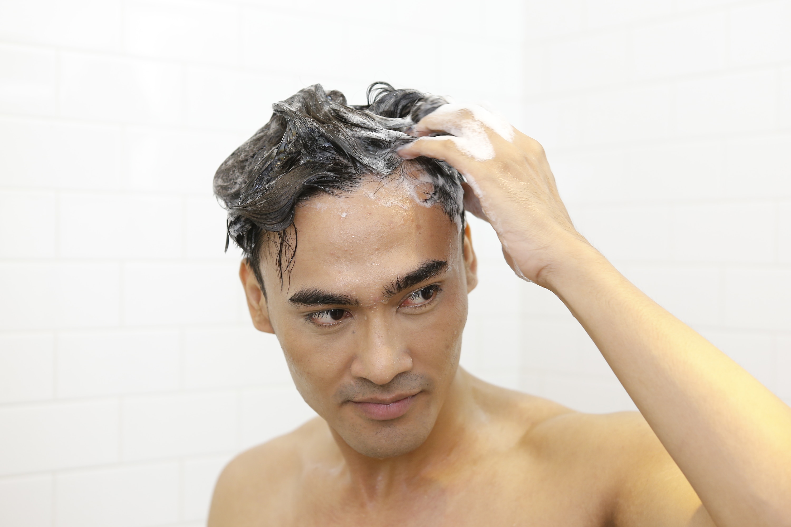 pria dengan model rambut ikal