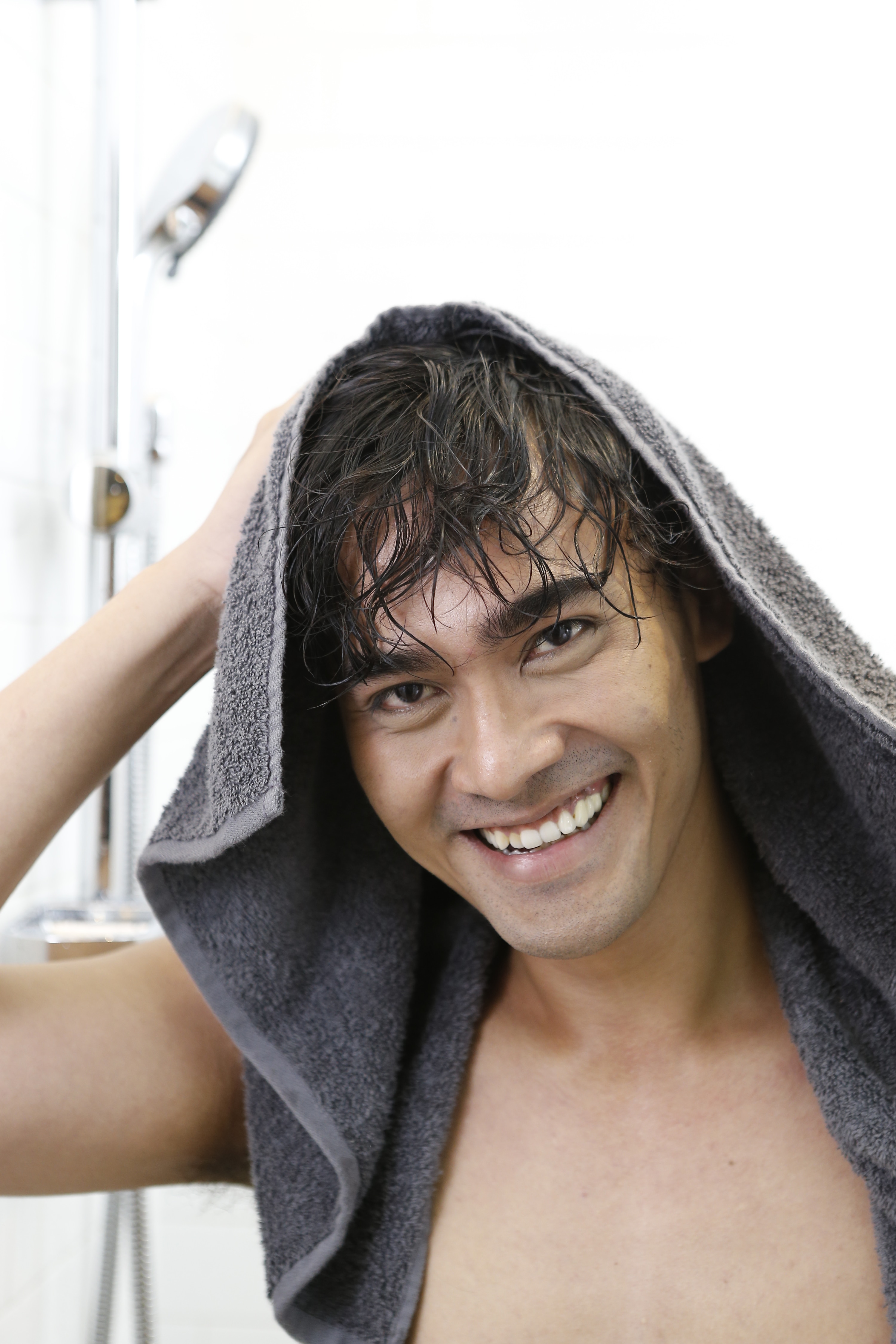 pria berambut hitam bergelombang