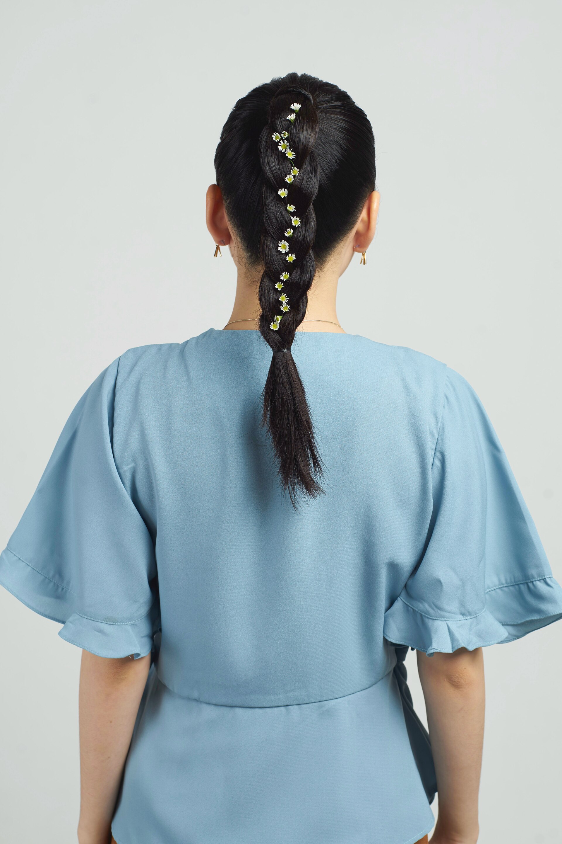 wanit asia dengan rambut kepang ponytail saat di rumah aja