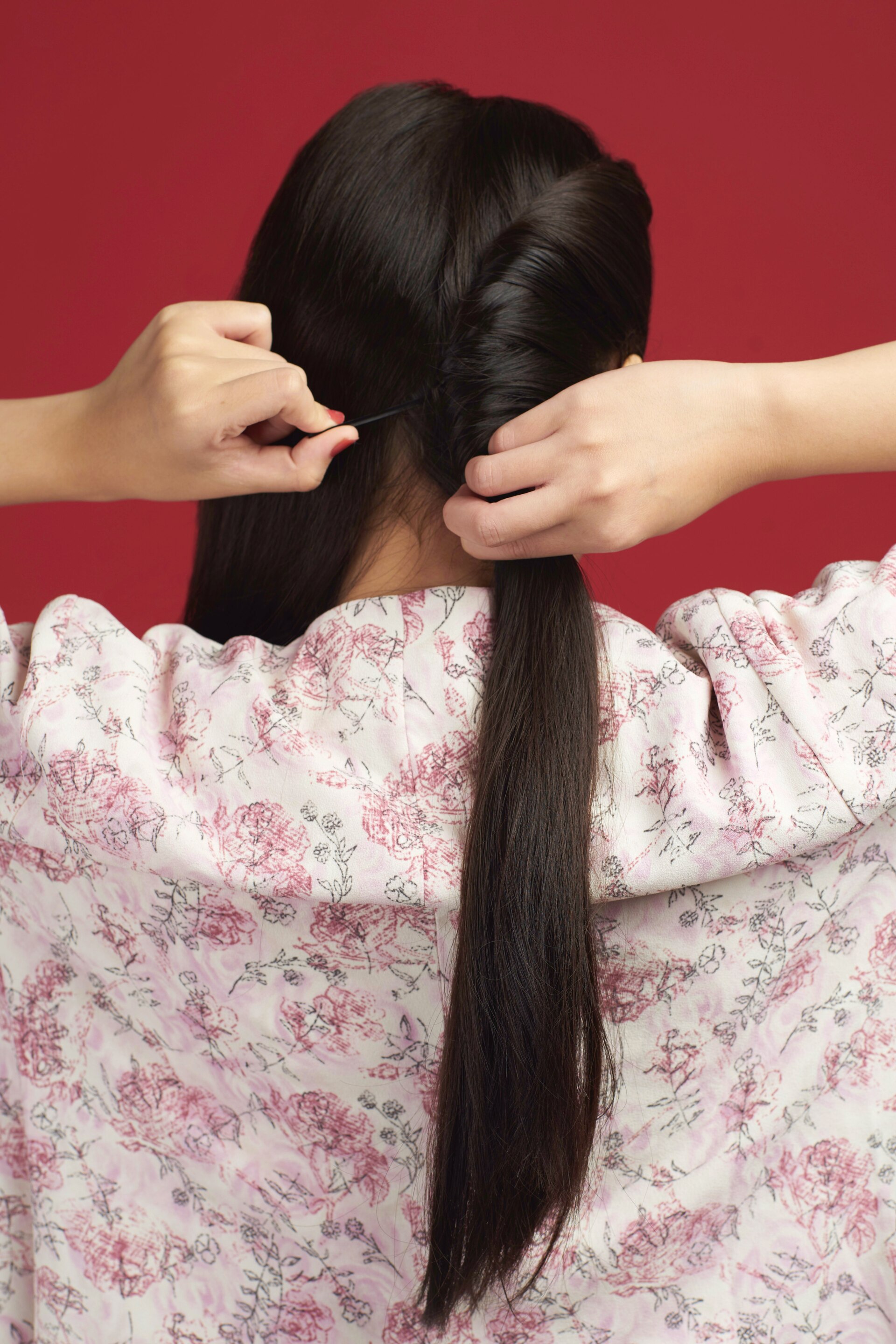 Wanita asia dengan rambut panjang hitam menata twist pada rambut - double french twist ponytail