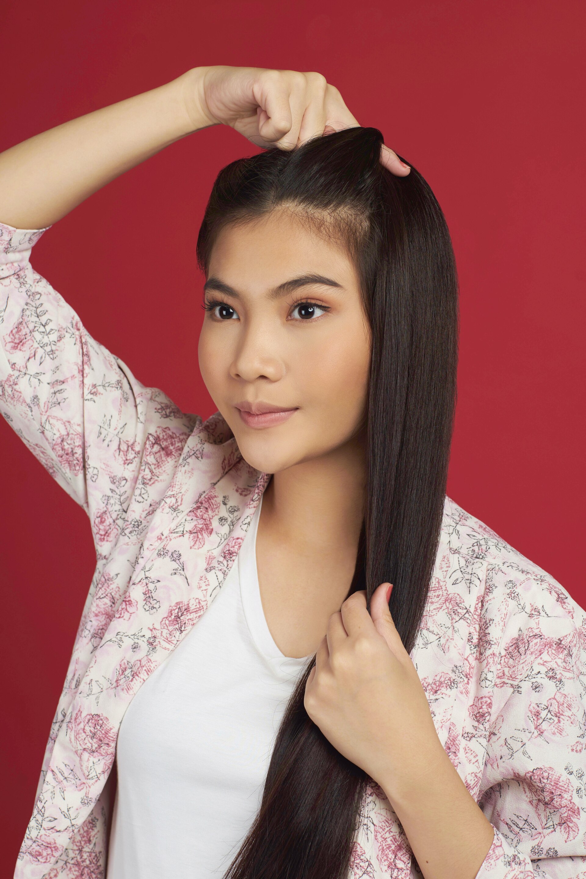 Wanita asia dengan rambut panjang hitam membuat french twist - double french twist ponytail