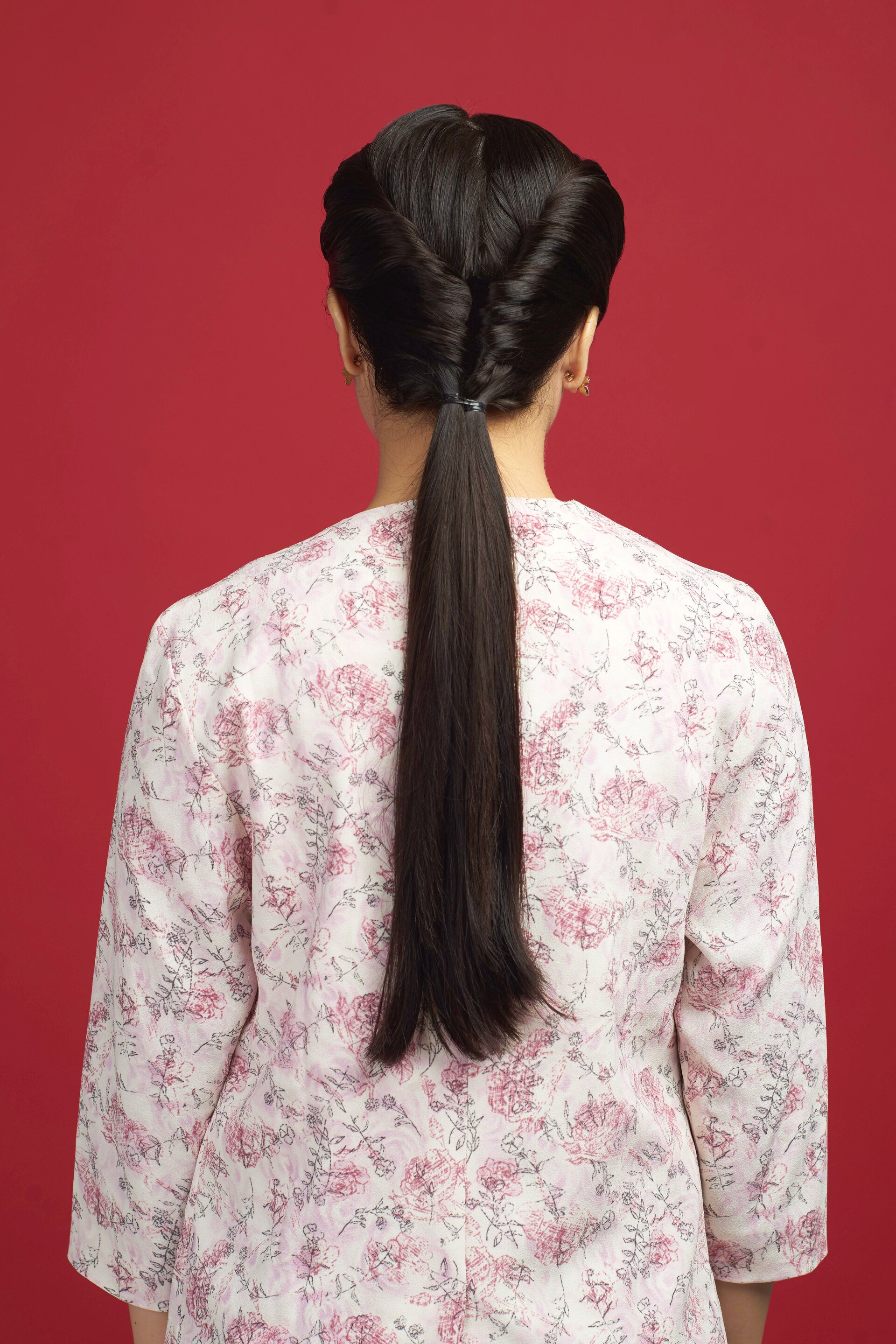 Wanita Asia dengna rambut double French twist ponytail.