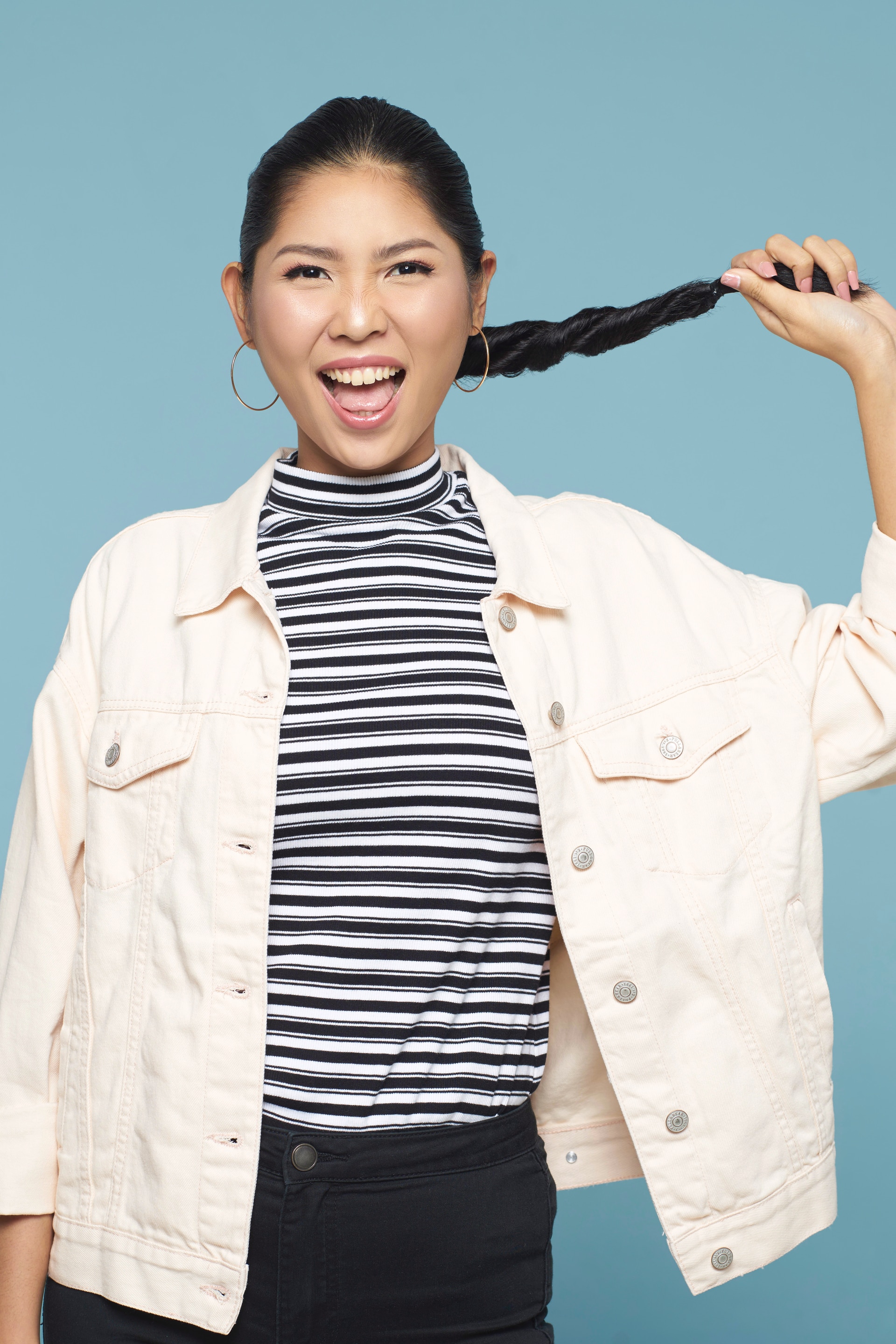 Wanita Asia dengan rambut double rope braid ponytail.