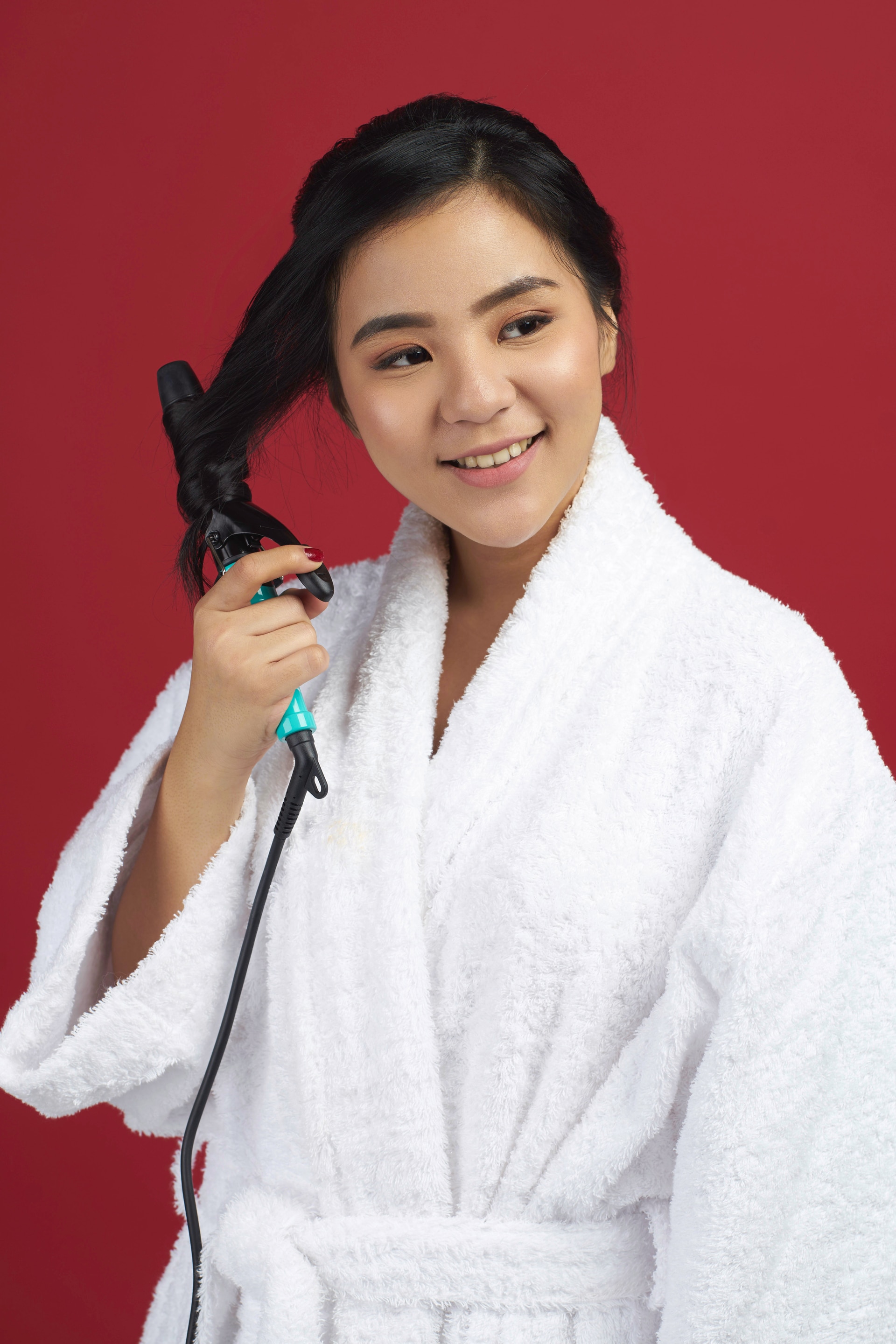 Wanita asia dengan rambut hitam panjang mengeriting poni rambut - sanggul pengantin modern untuk wajah bulat