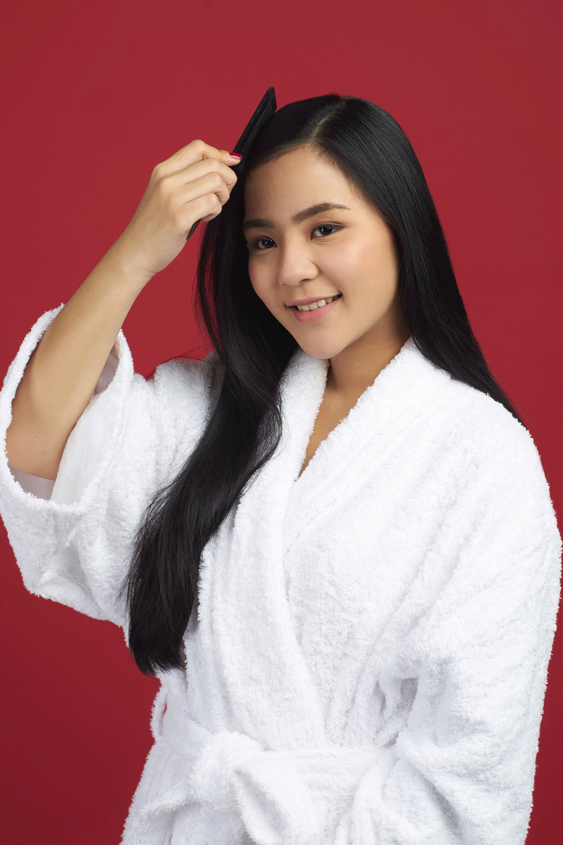 Wanita asia dengan rambut panjang hitam menyisir rambut ke samping - sanggul pengantin modern untuk wajah bulat