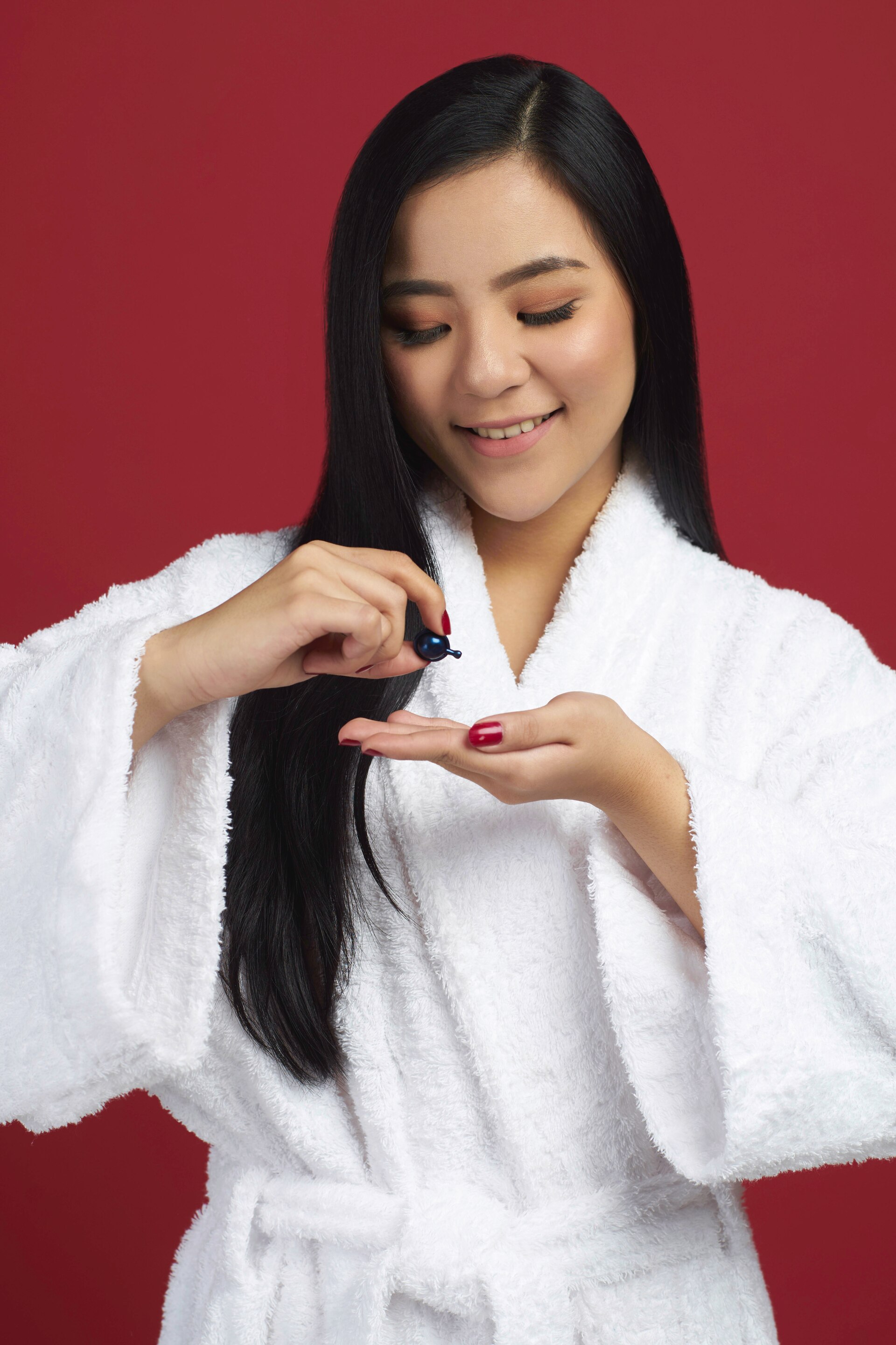 Wanita asia dengan rambut hitam panjang menggunakan vitamin rambut - sanggul pengantin modern untuk wajah bulat