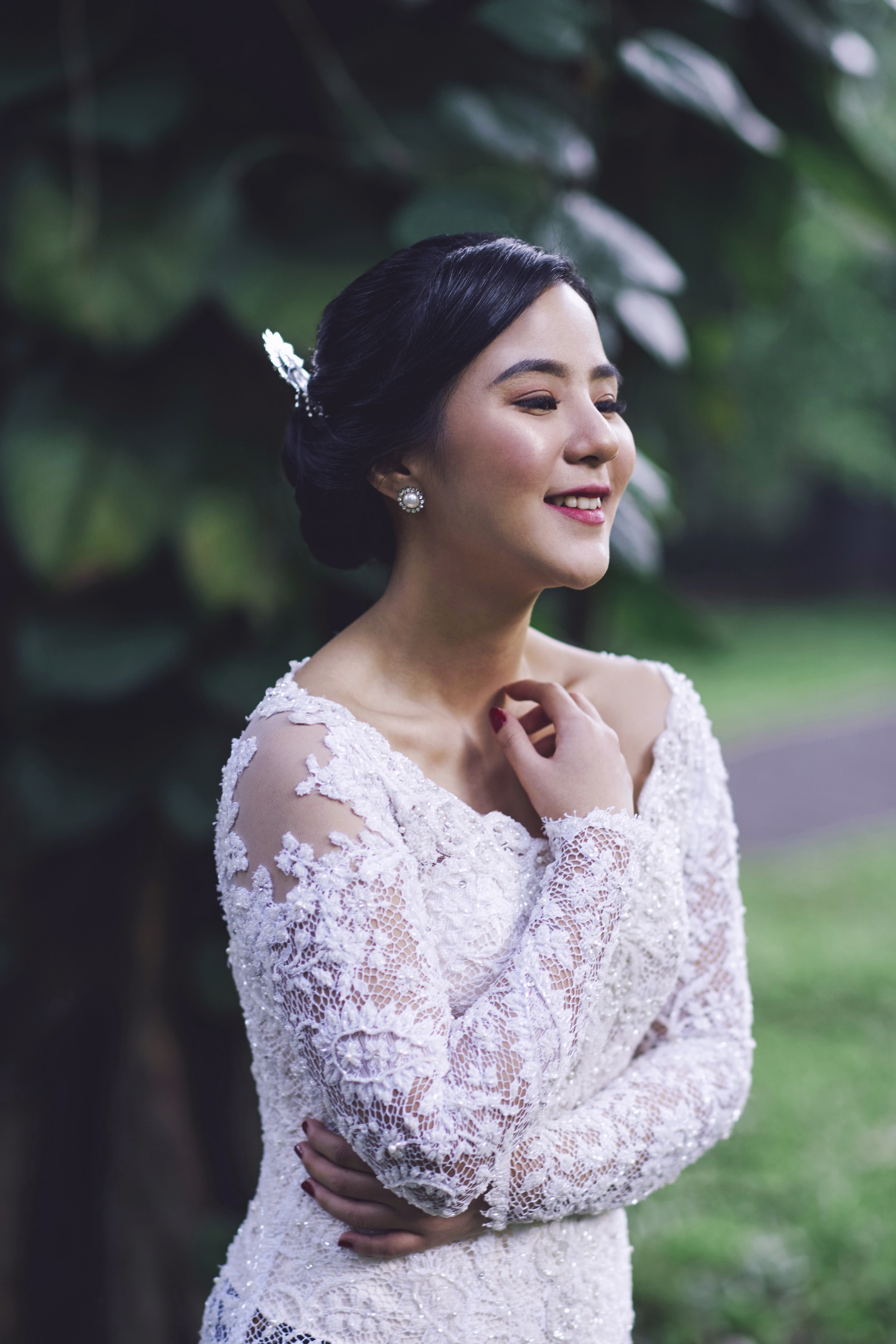 Wanita asia dengan sanggul pengantin modern warna hitam