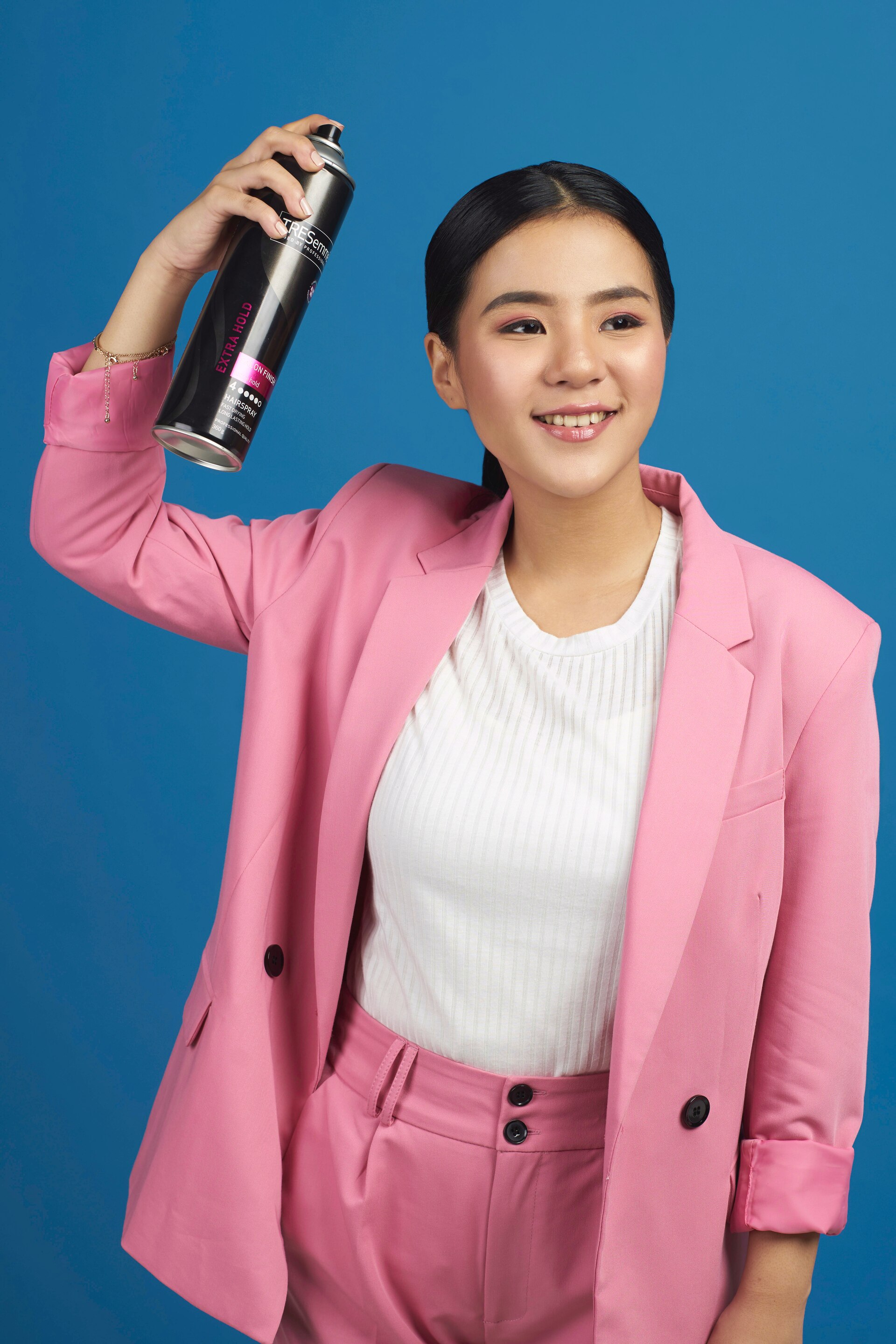 Wanita asia dengan rambut hitam panjang menata rambut tucked in ponytail