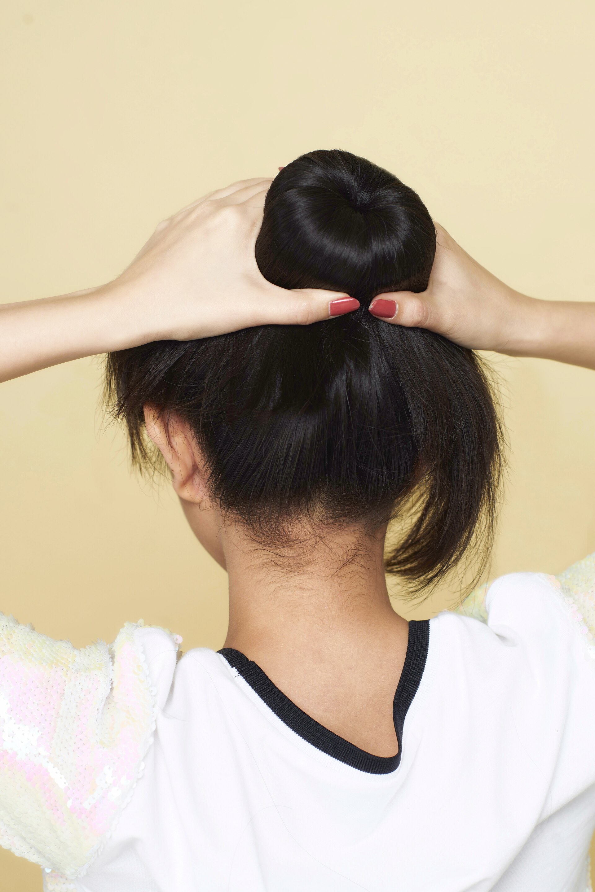 bentuk rambut menjadi cepol.