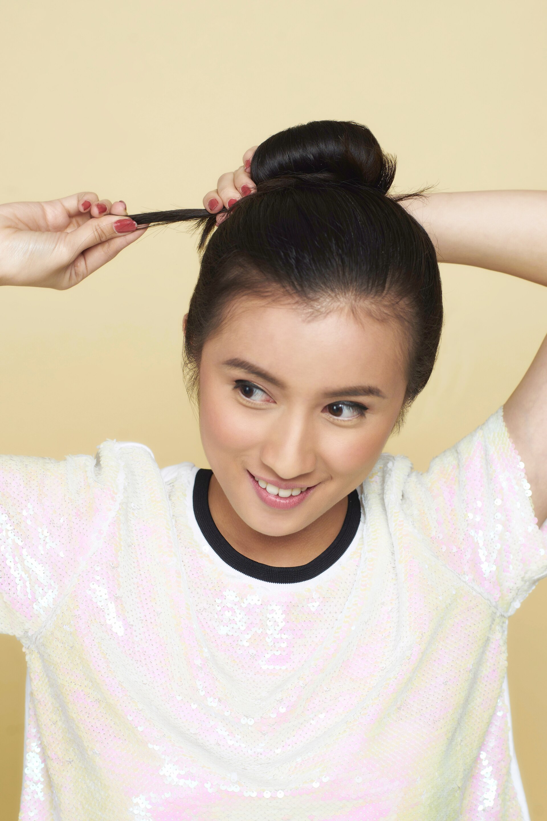 Selipkan ujung rambut ke sekeliling cepol.