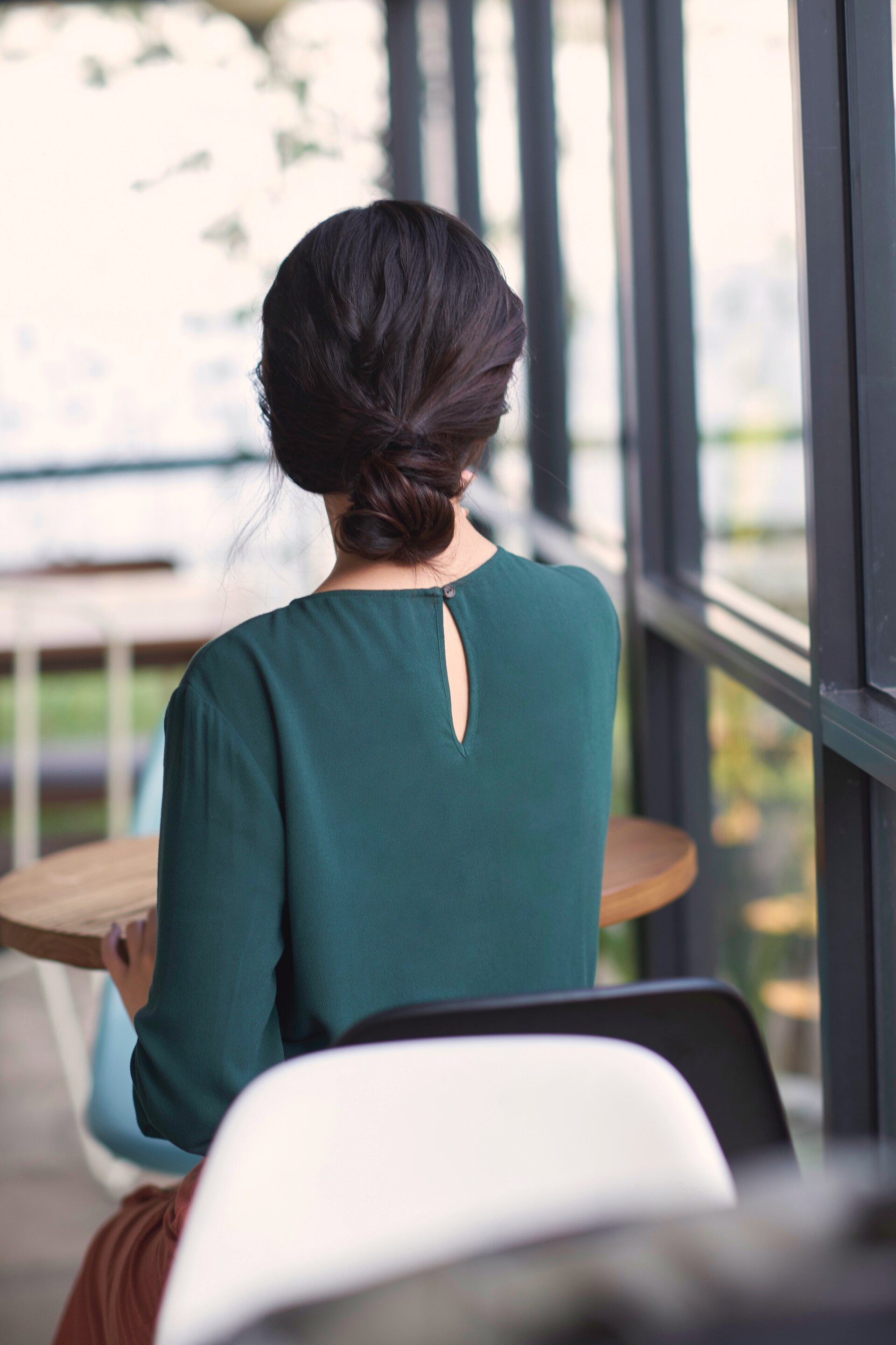 Gaya rambut messy lower bun untuk rambut keriting mengembang (Foto: Natasha Estelle)