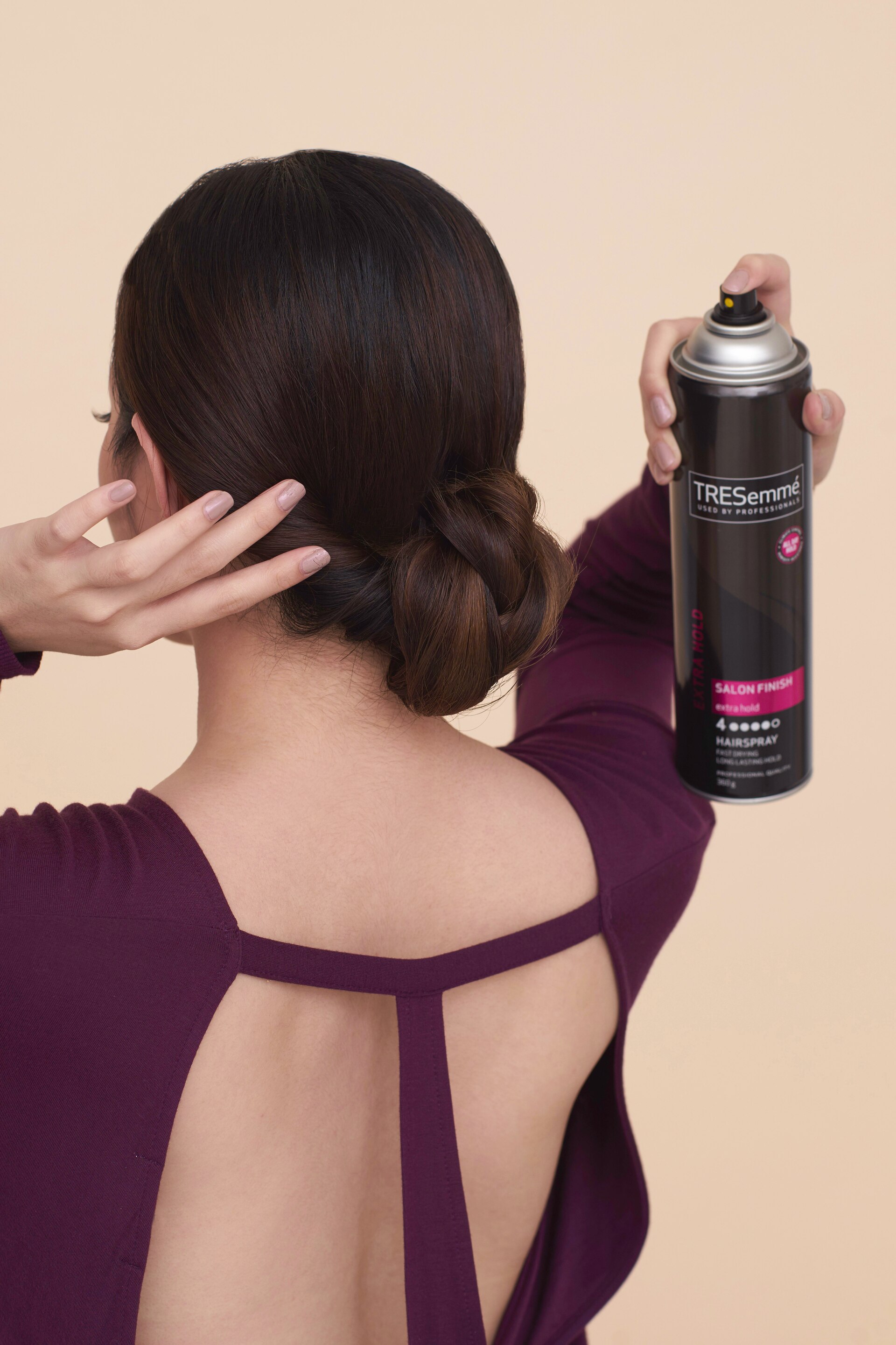 braided-twist-updo-step-5-menyemprotkan-hairspray