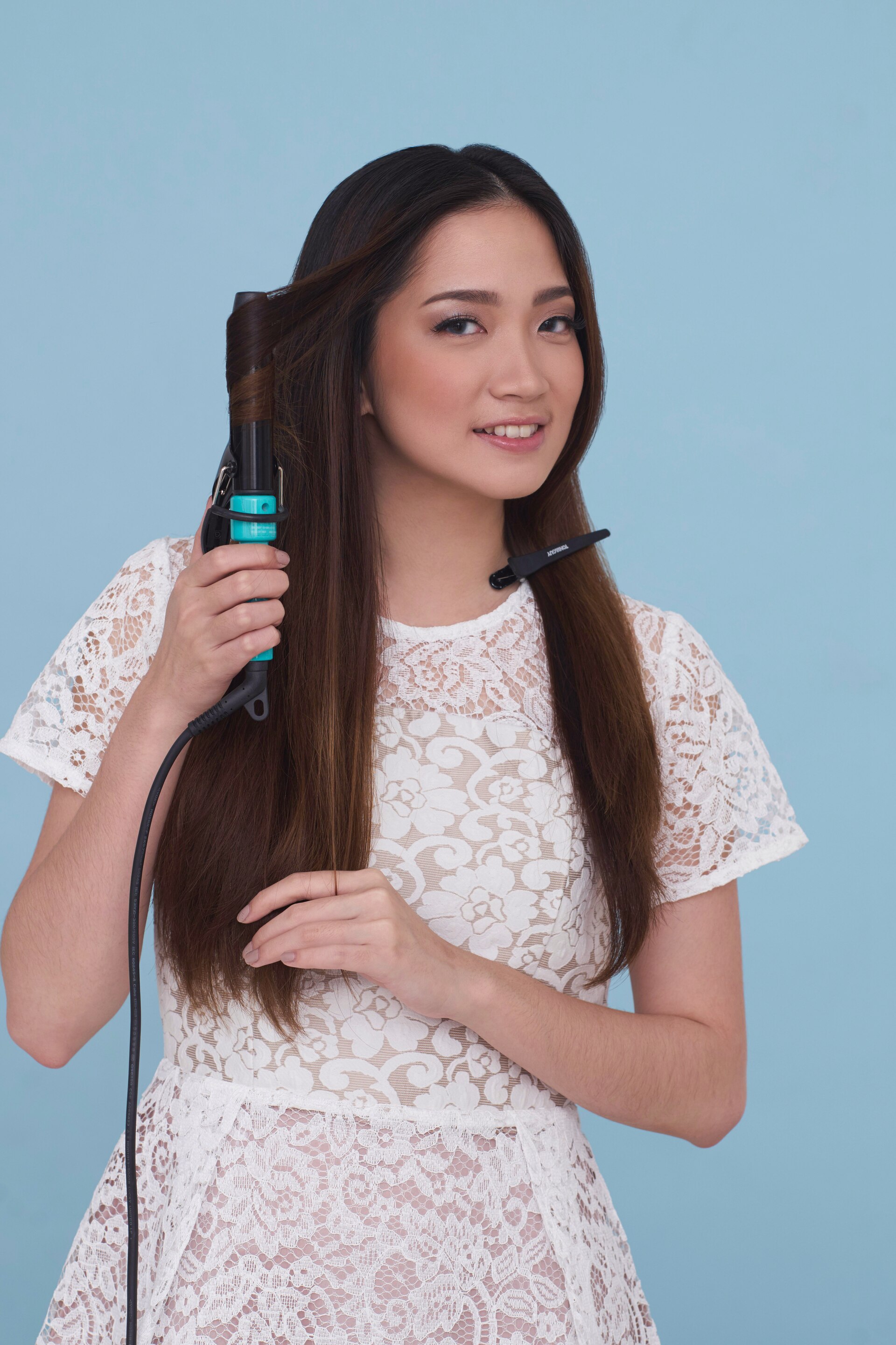 Wanita asia dengan rambut panjang mengeriting rambut - cara menata rambut panjang curly side ponytail