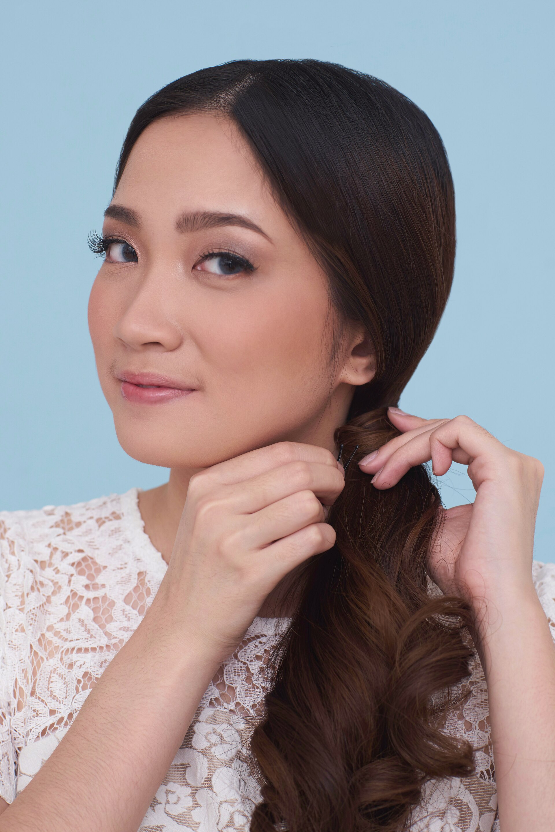 Wanita asia dengan rambut panjang menggunakan ponytail rambut - cara menata rambut panjang curly side ponytail