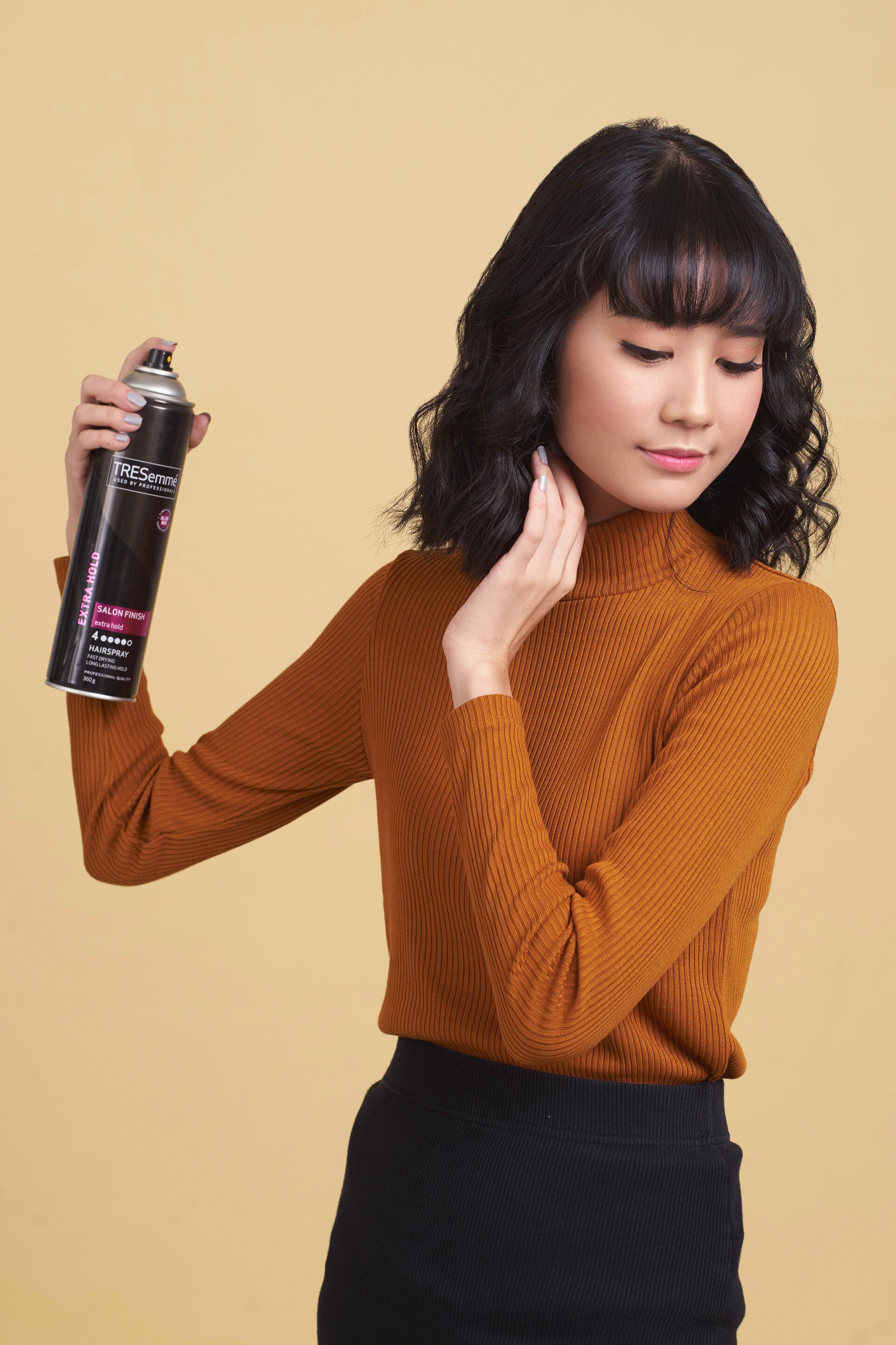 step-5-cara-mengeriting-rambut-pendek-berponi-menyemprotkan-hairspray