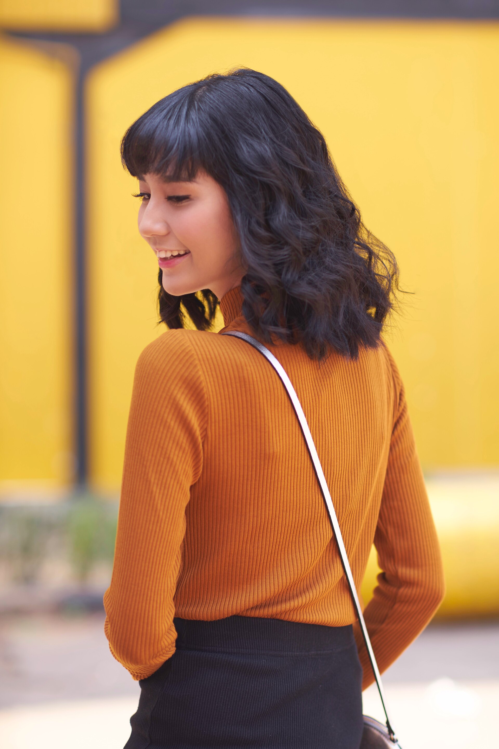 rambut-ikal-berponi-sebahu