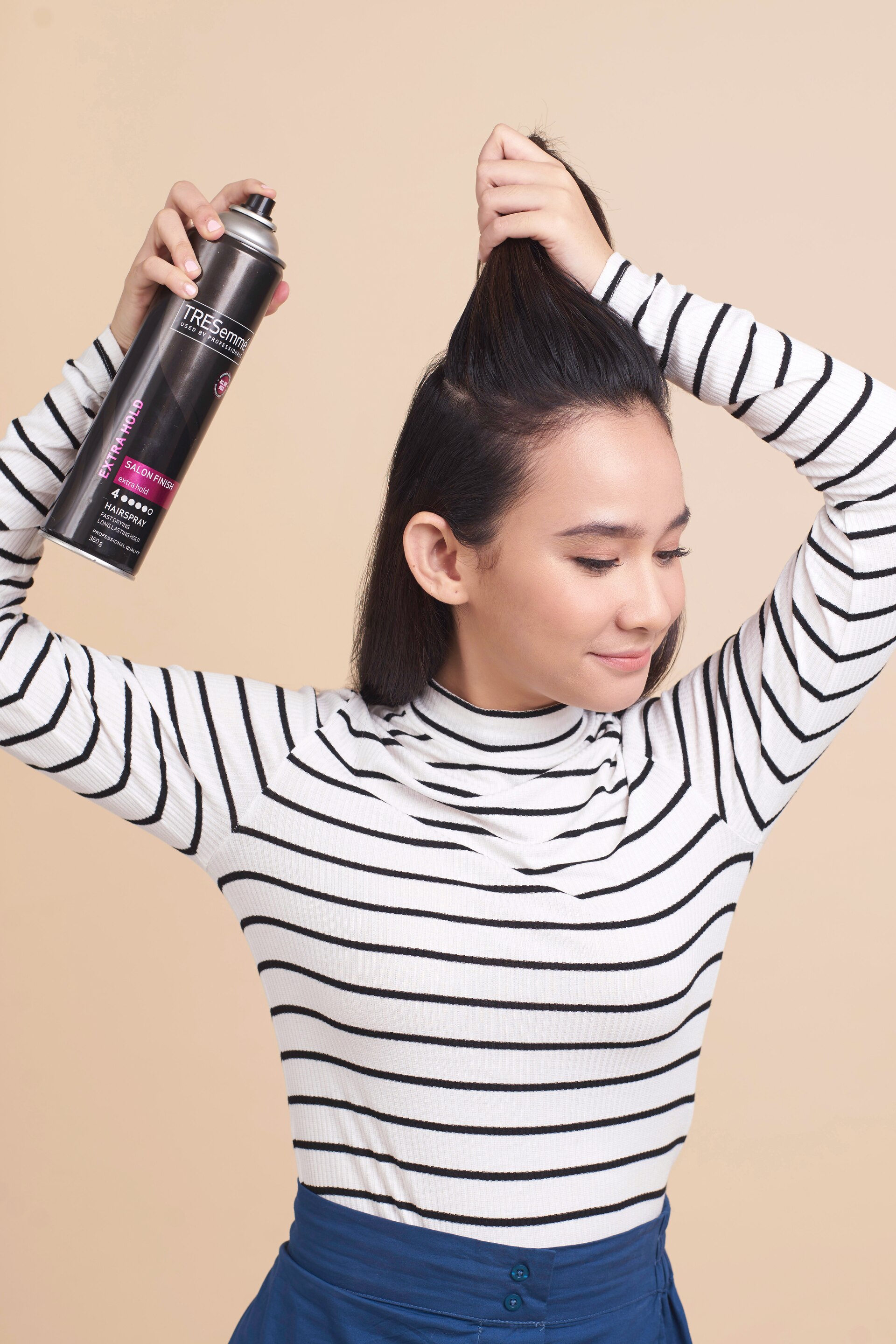 Wanita asia dengan rambut pendek hitam menyemprotkan hairspray - cepol tambut pendek