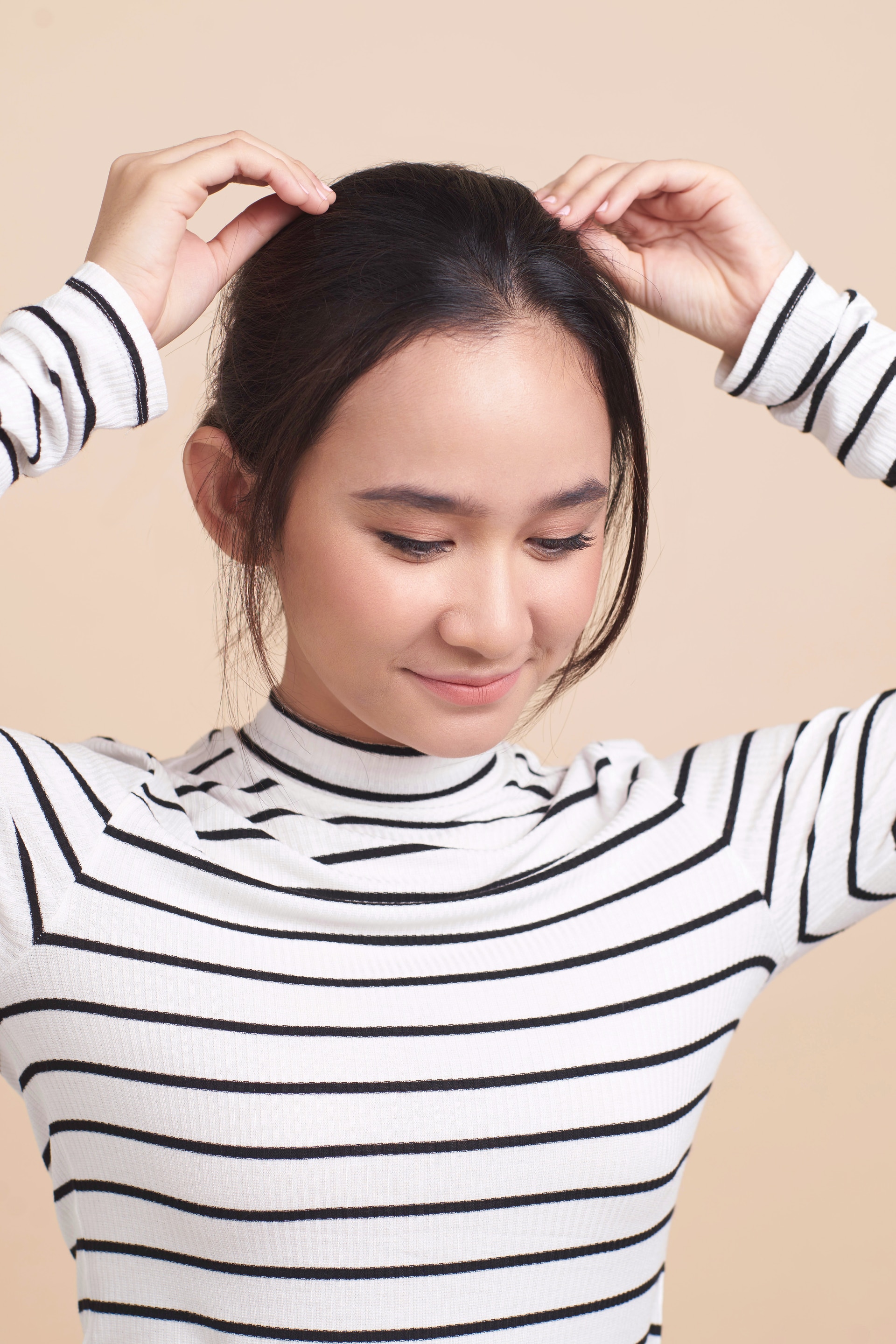 Wanita asia dengan rambut hitam cepol