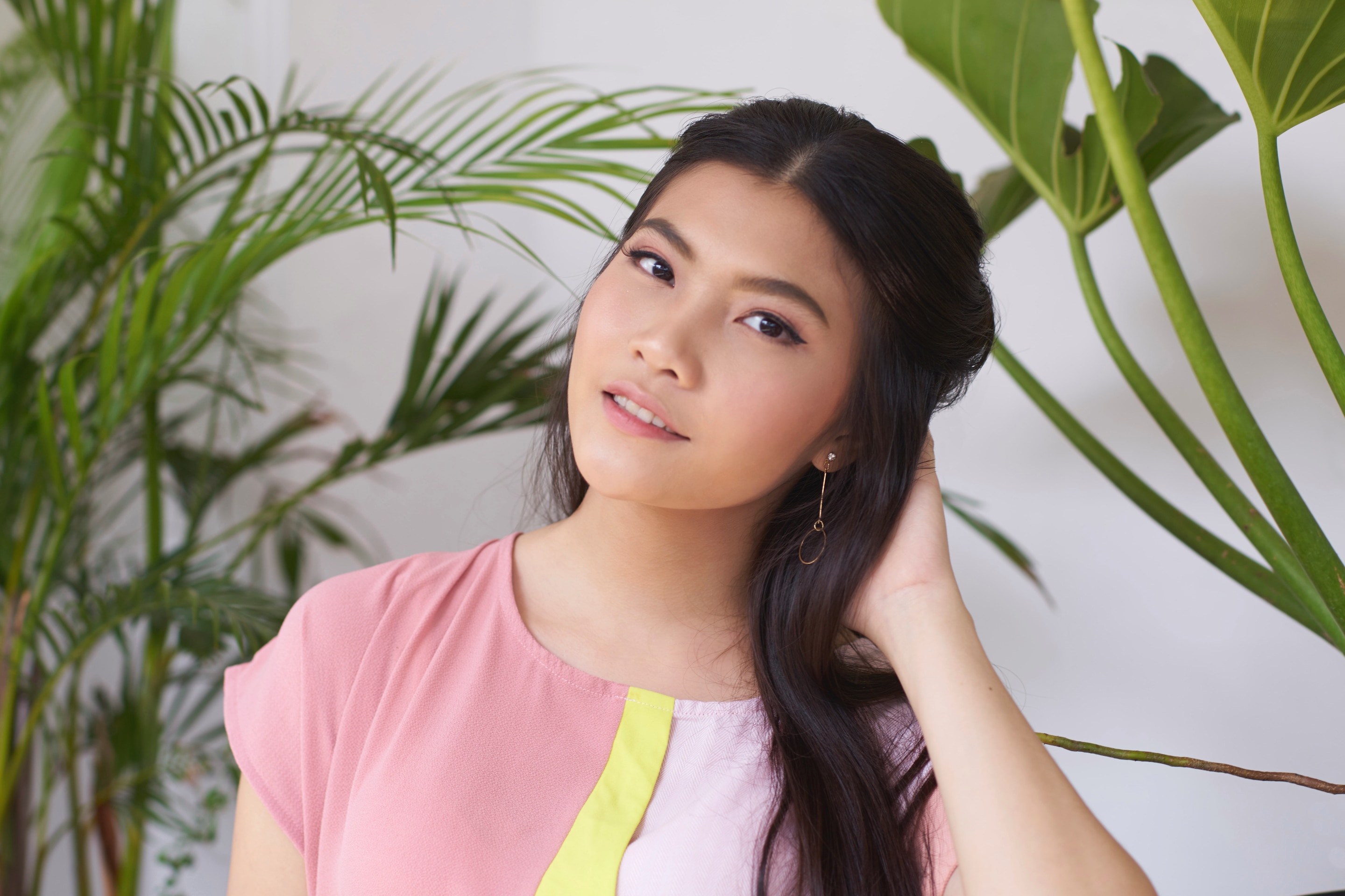 Wanita asia dengan model rambut twisted fishtail braid