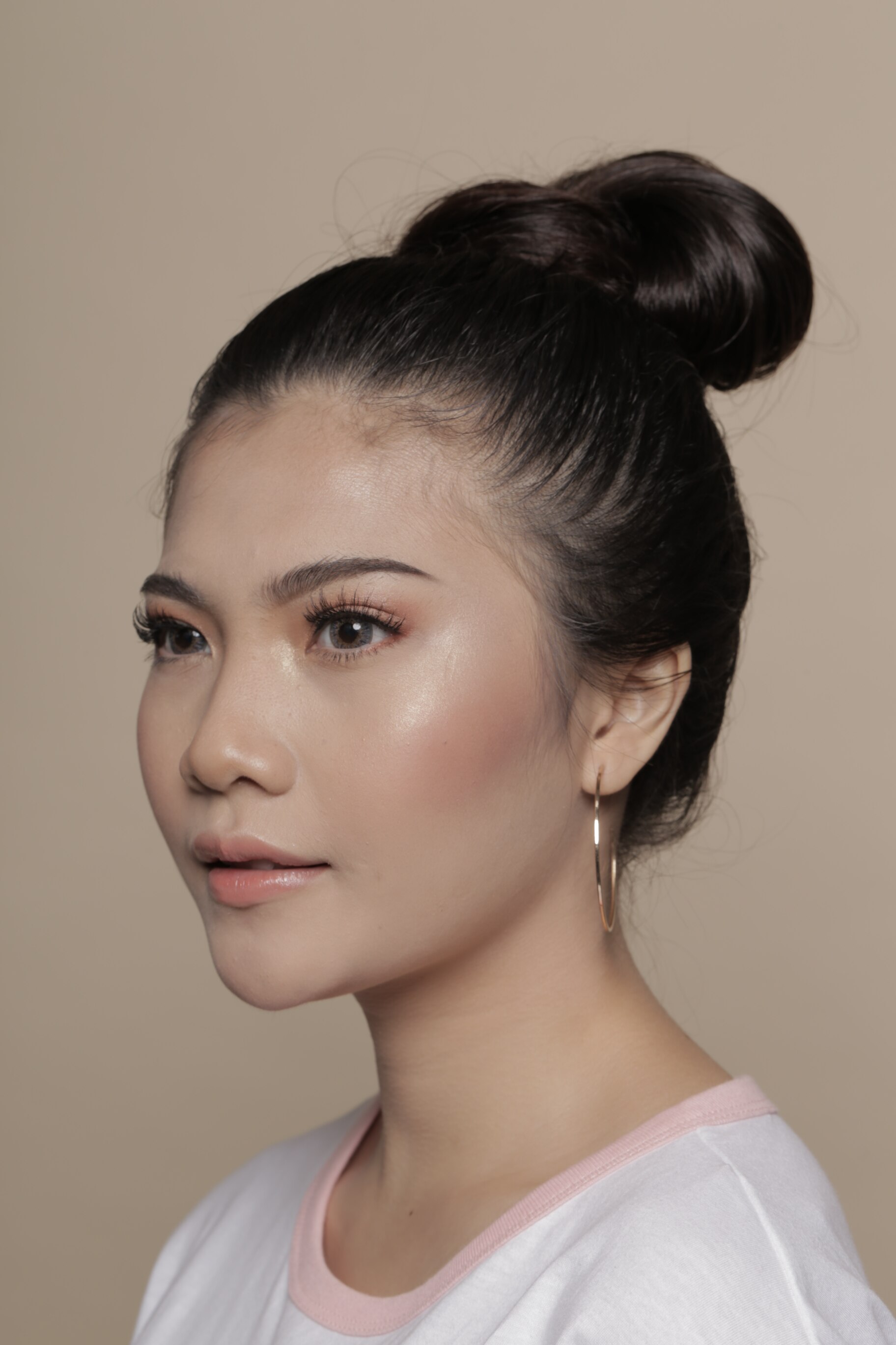 Punya rambut panjang? Jangan ragu menatanya dalam gaya sleek bun. (Foto: Natasha Estelle)