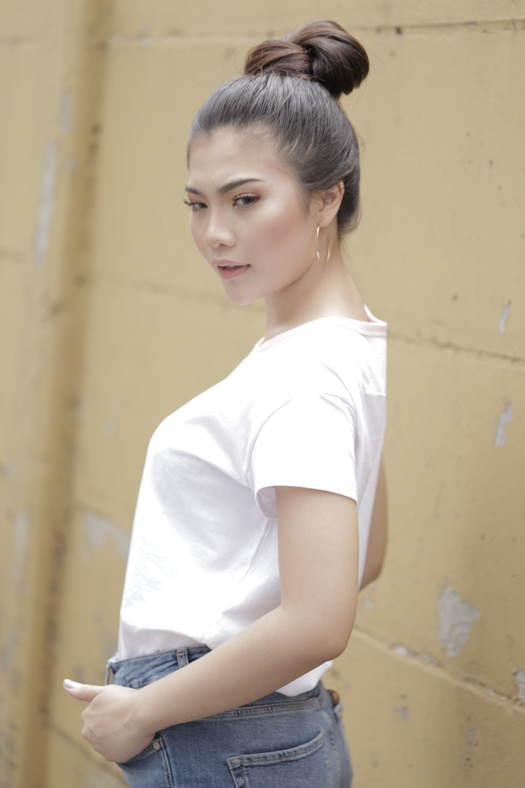 wanita asia dengan rambut messy fan bun