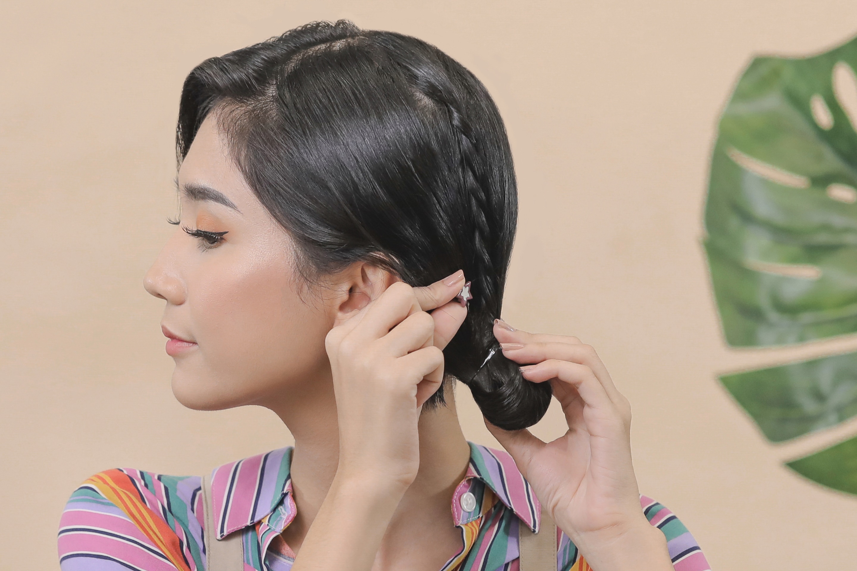 ผู้หญิงเอเชียผมสั้นสีดำ กำลังมัดผม