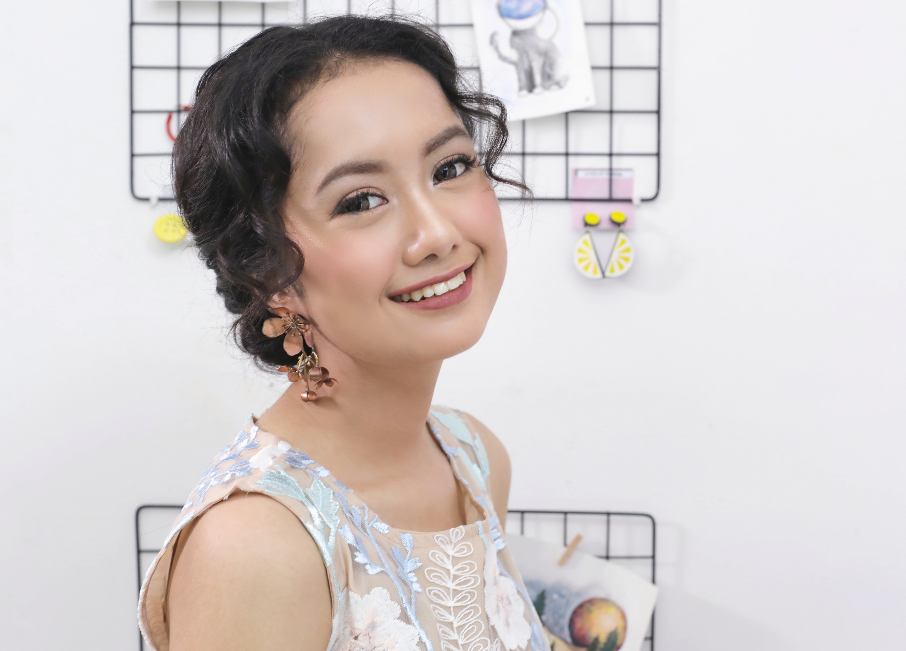 Wanita Asia berambut keriting dengan gaya rambut mini bun