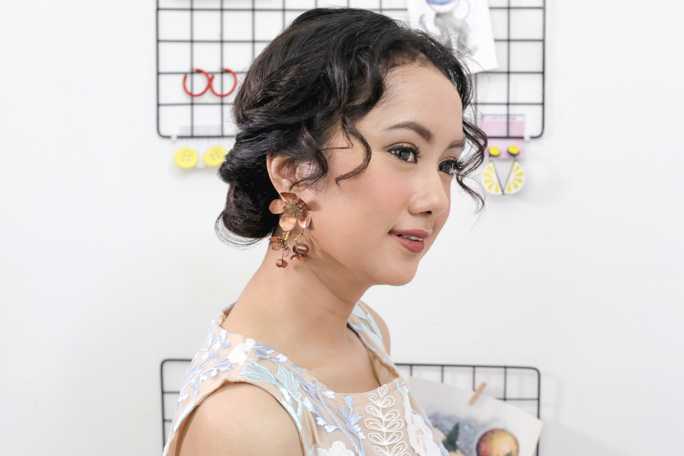 mini bun untuk gaya rambut prewedding yang cantik